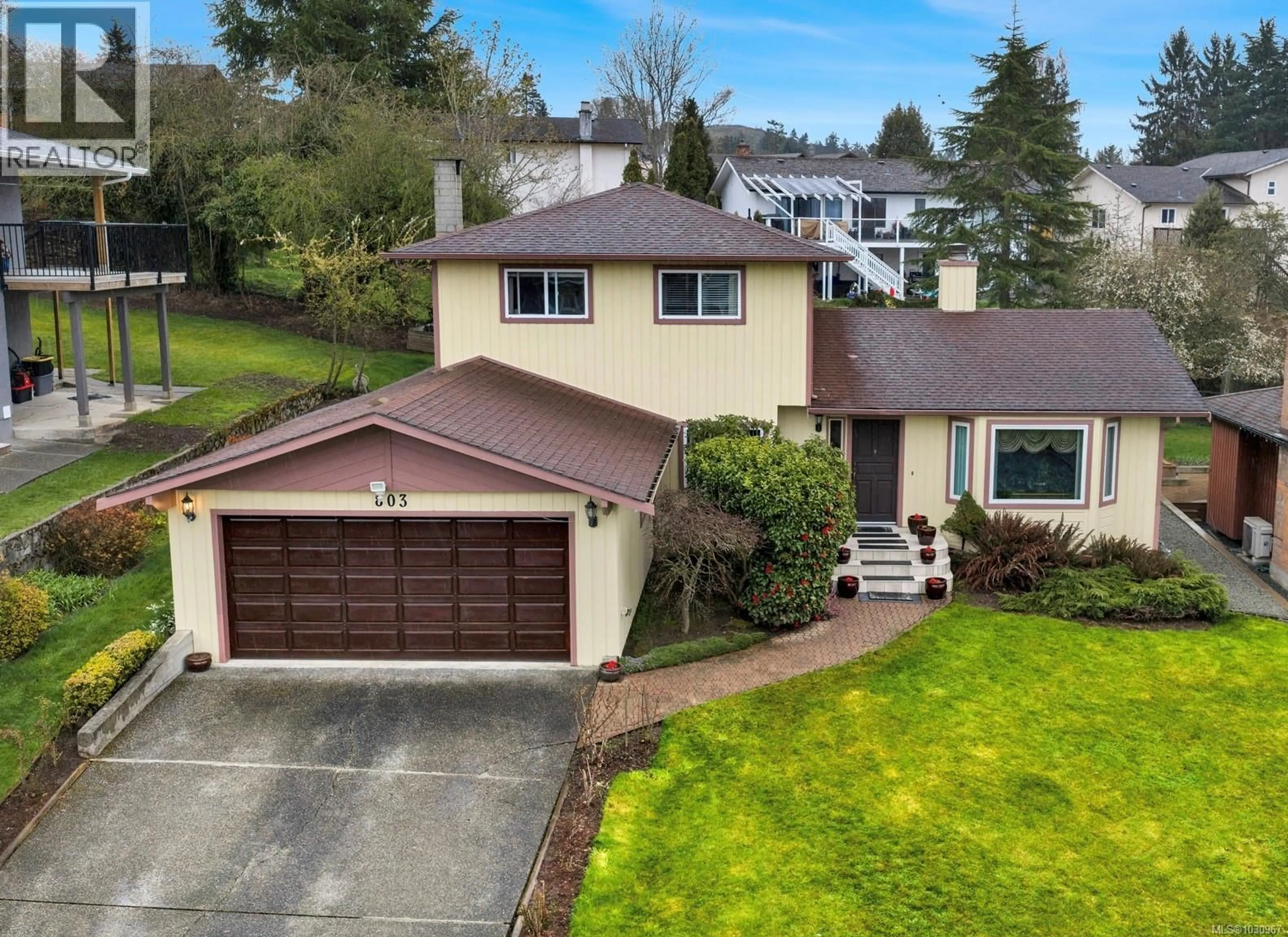 A pic from outside/outdoor area/front of a property/back of a property/a pic from drone, street for 803 KIMBERLY PLACE, Saanich British Columbia V8X4R2