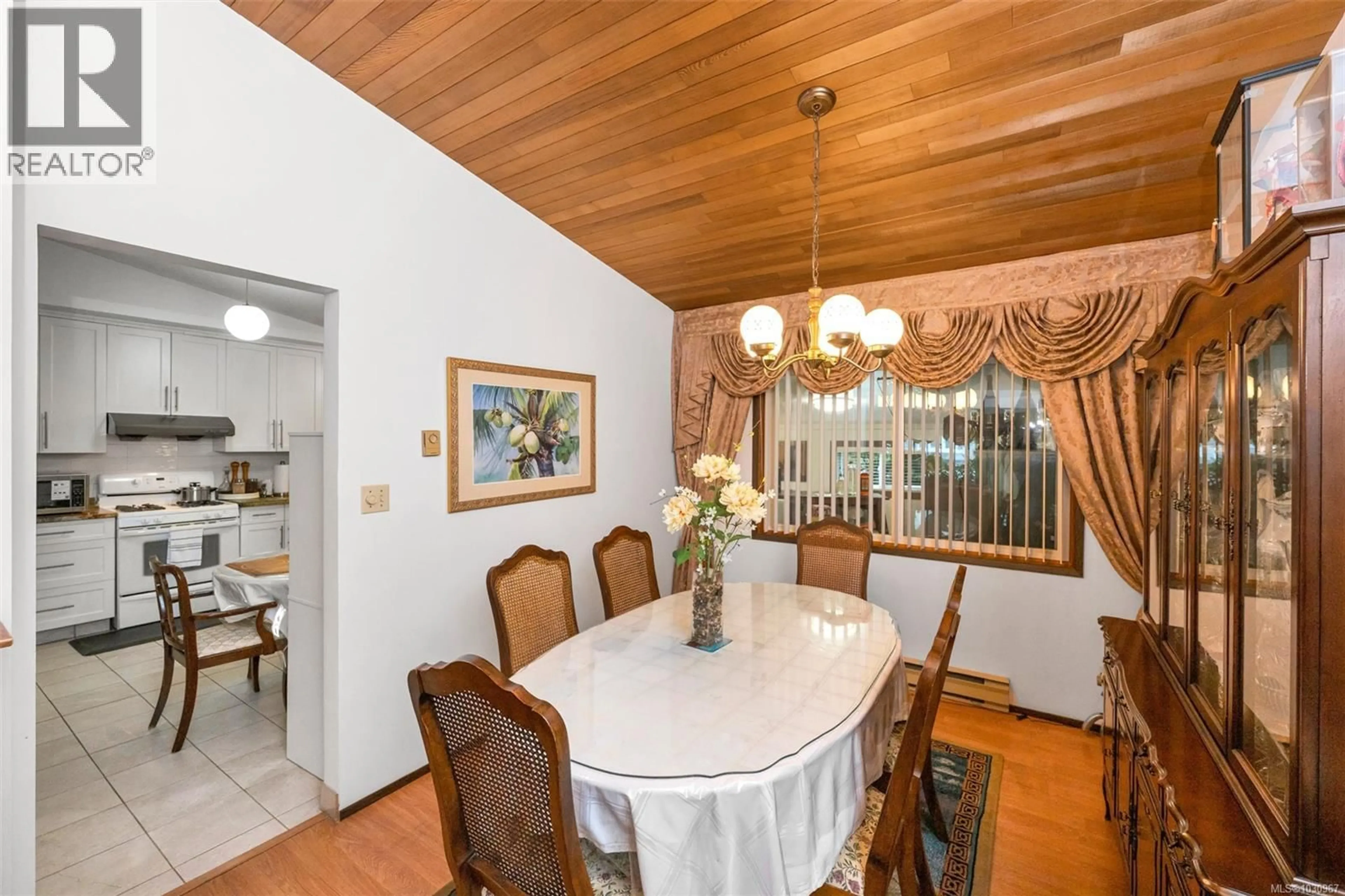 Dining room, wood/laminate floor for 803 KIMBERLY PLACE, Saanich British Columbia V8X4R2