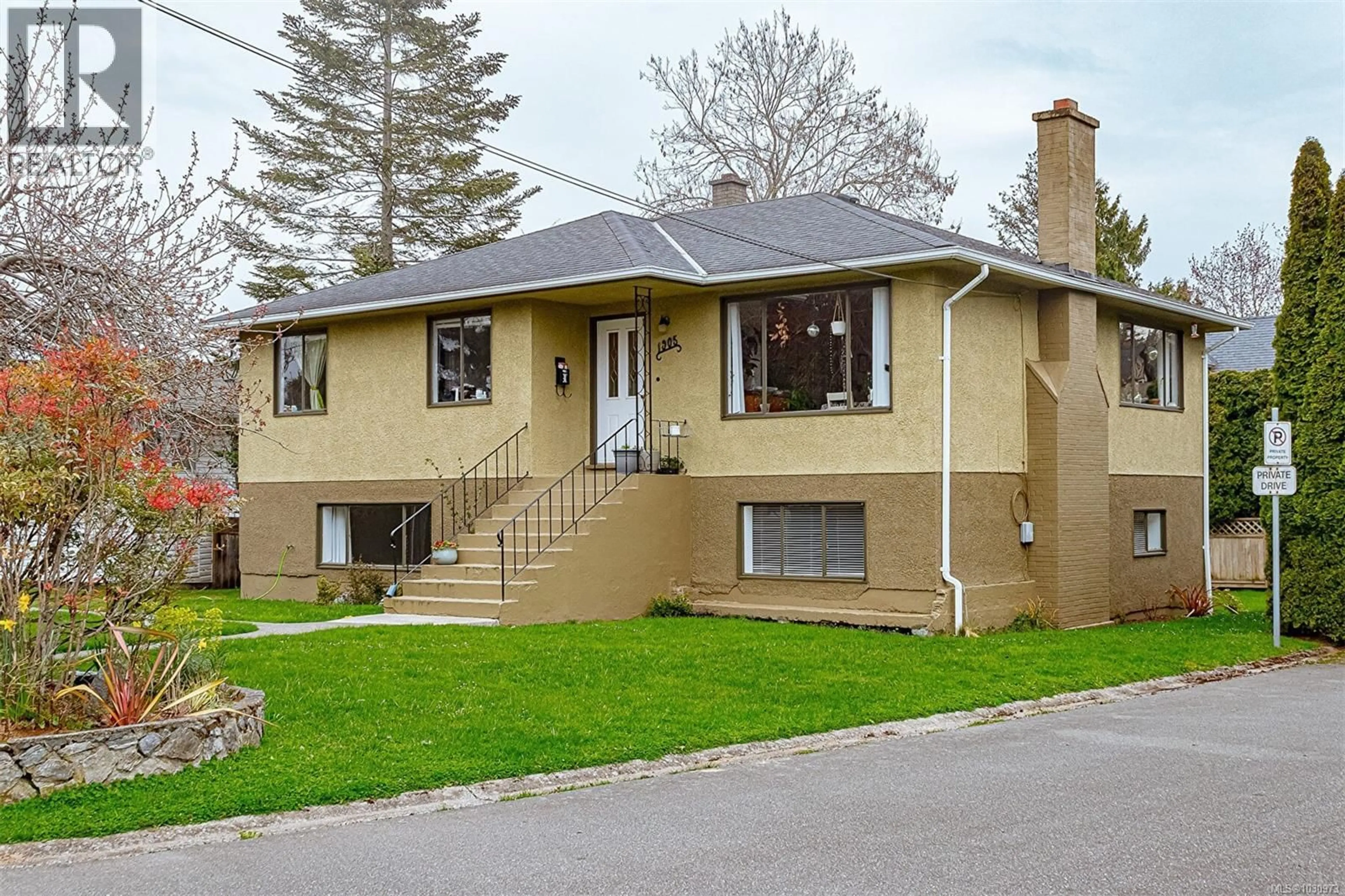 Home with vinyl exterior material, street for 1905 RICHARDSON STREET, Victoria British Columbia V8S1S3