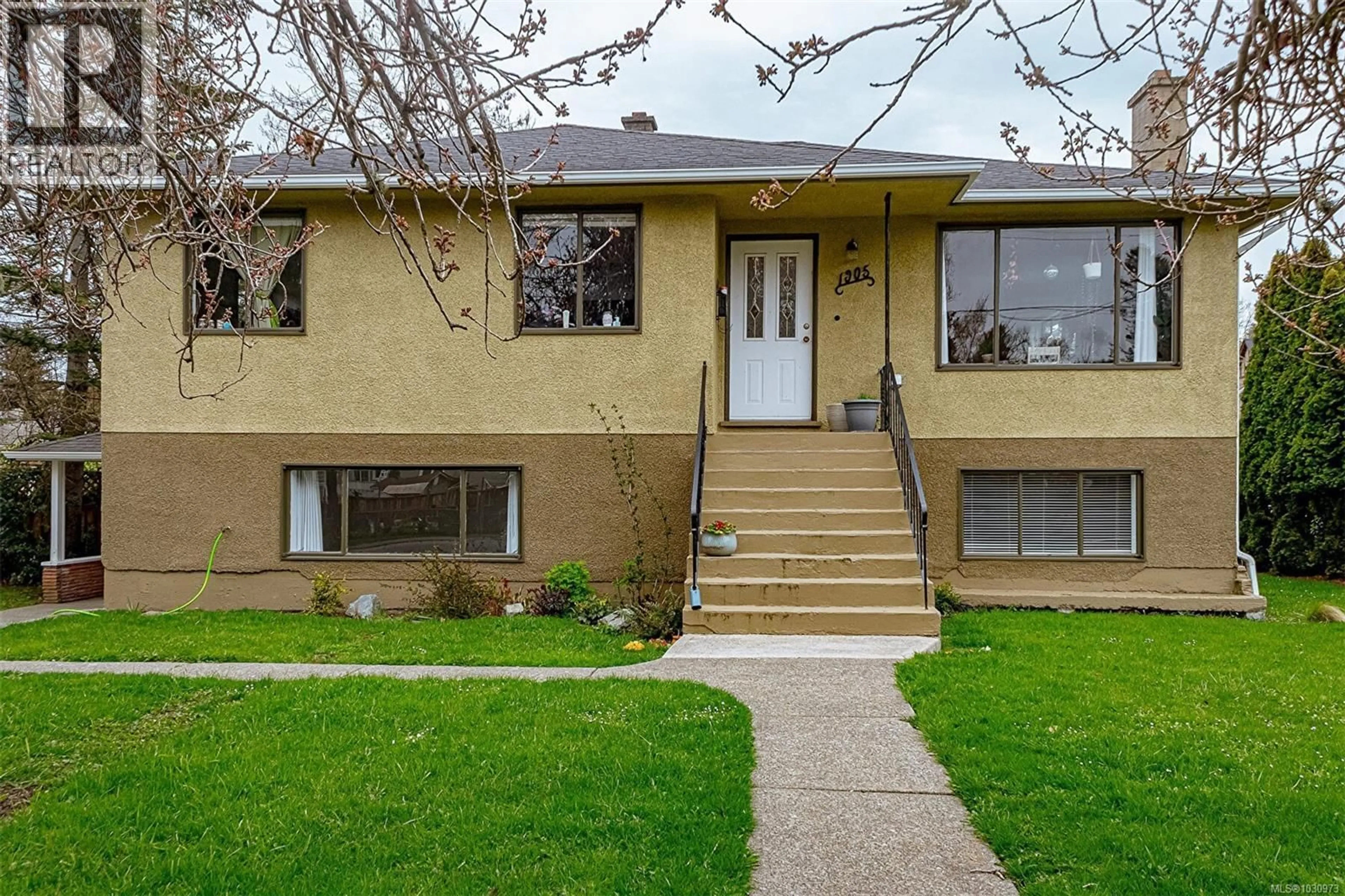 Home with vinyl exterior material, street for 1905 RICHARDSON STREET, Victoria British Columbia V8S1S3