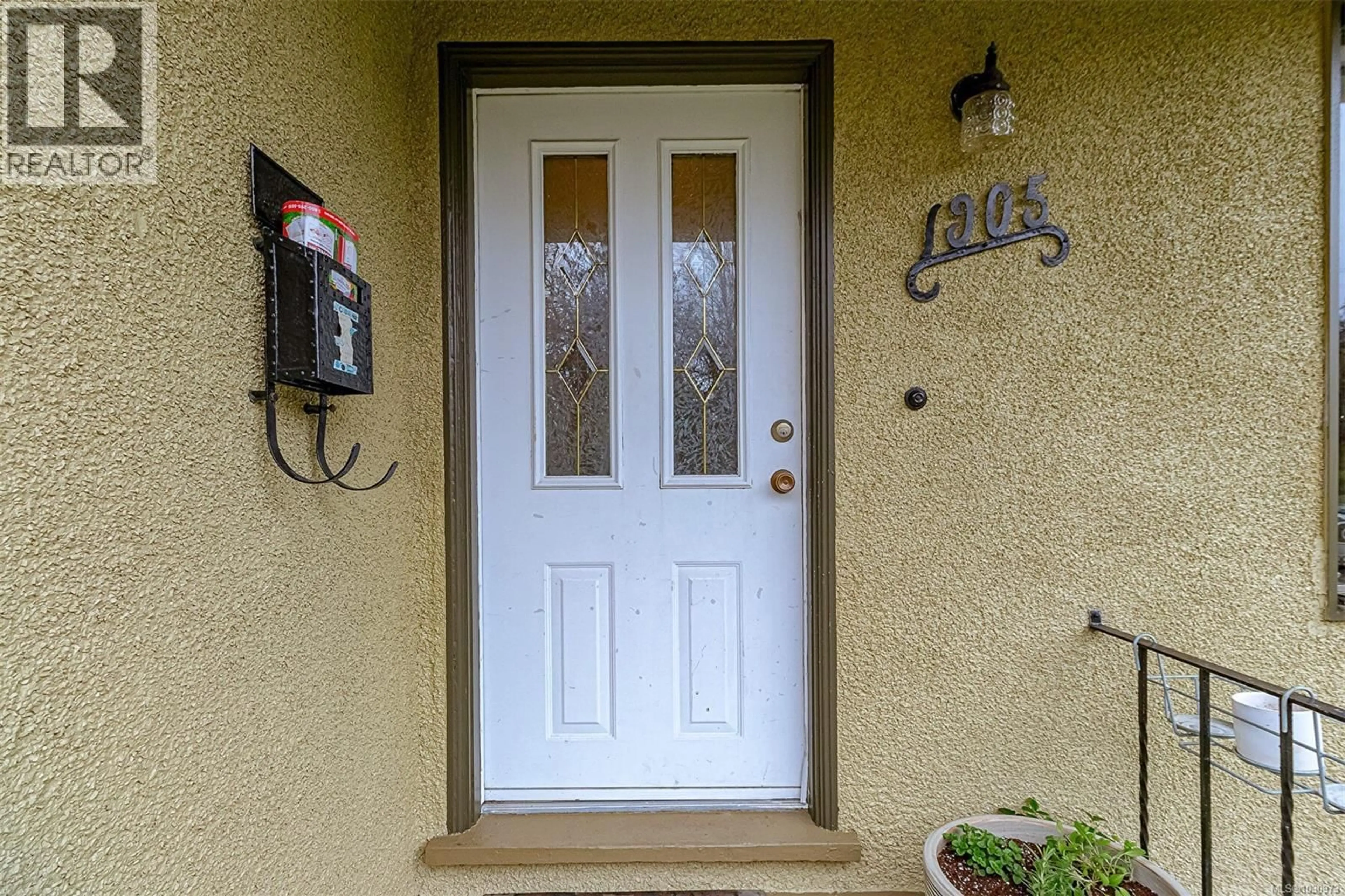 Indoor entryway for 1905 RICHARDSON STREET, Victoria British Columbia V8S1S3