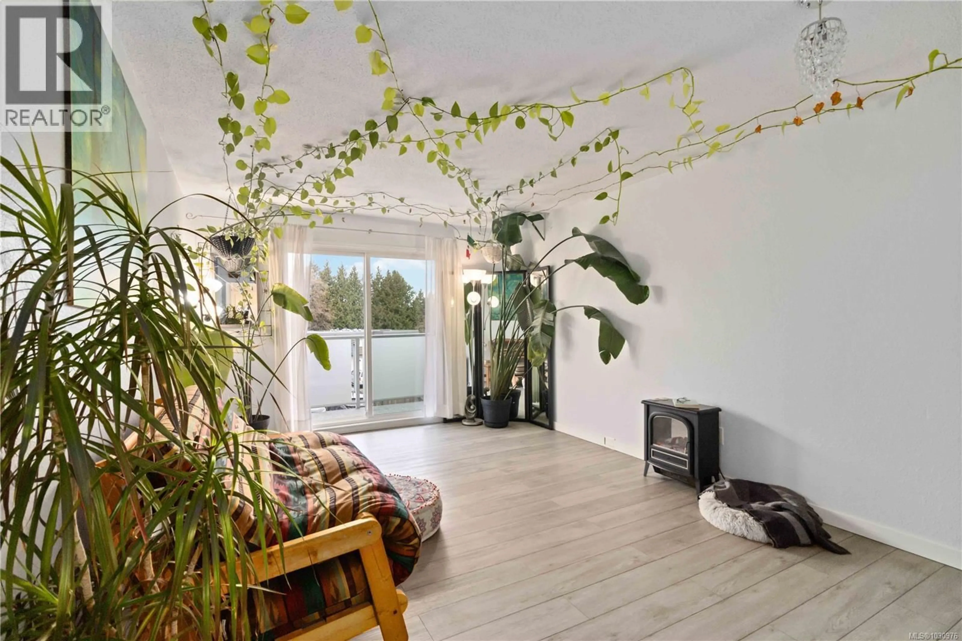 Indoor foyer for 312 - 3252 GLASGOW AVENUE, Saanich British Columbia V8X1M2