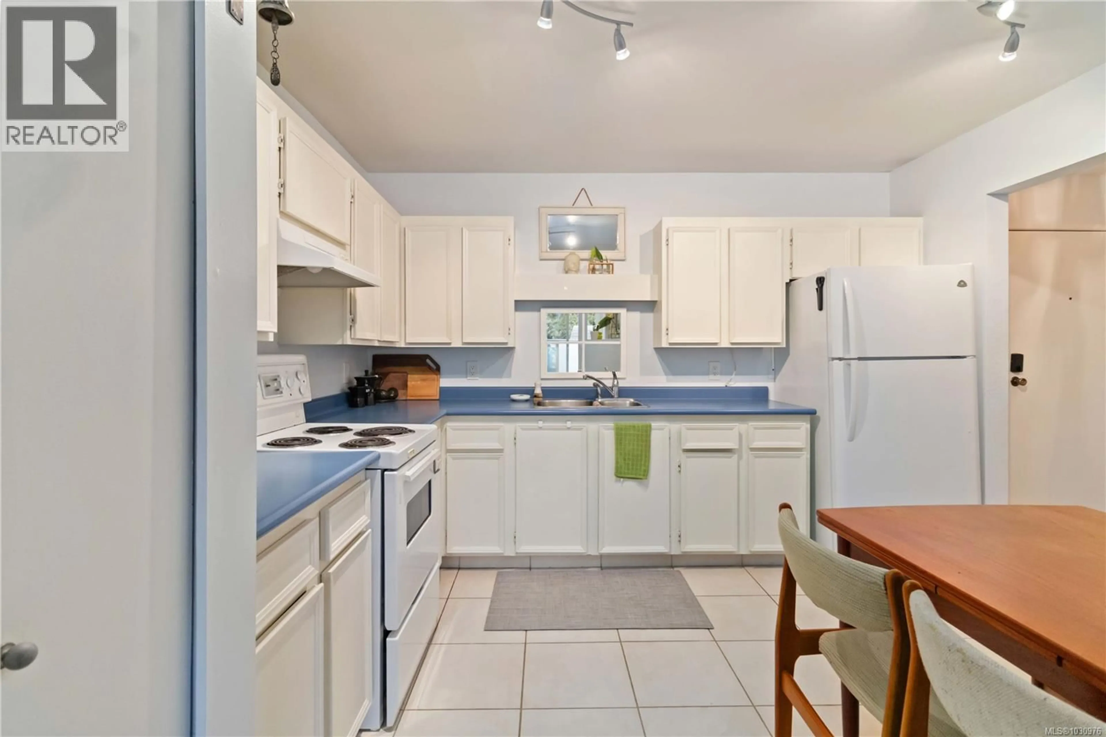Standard kitchen, ceramic/tile floor for 312 - 3252 GLASGOW AVENUE, Saanich British Columbia V8X1M2
