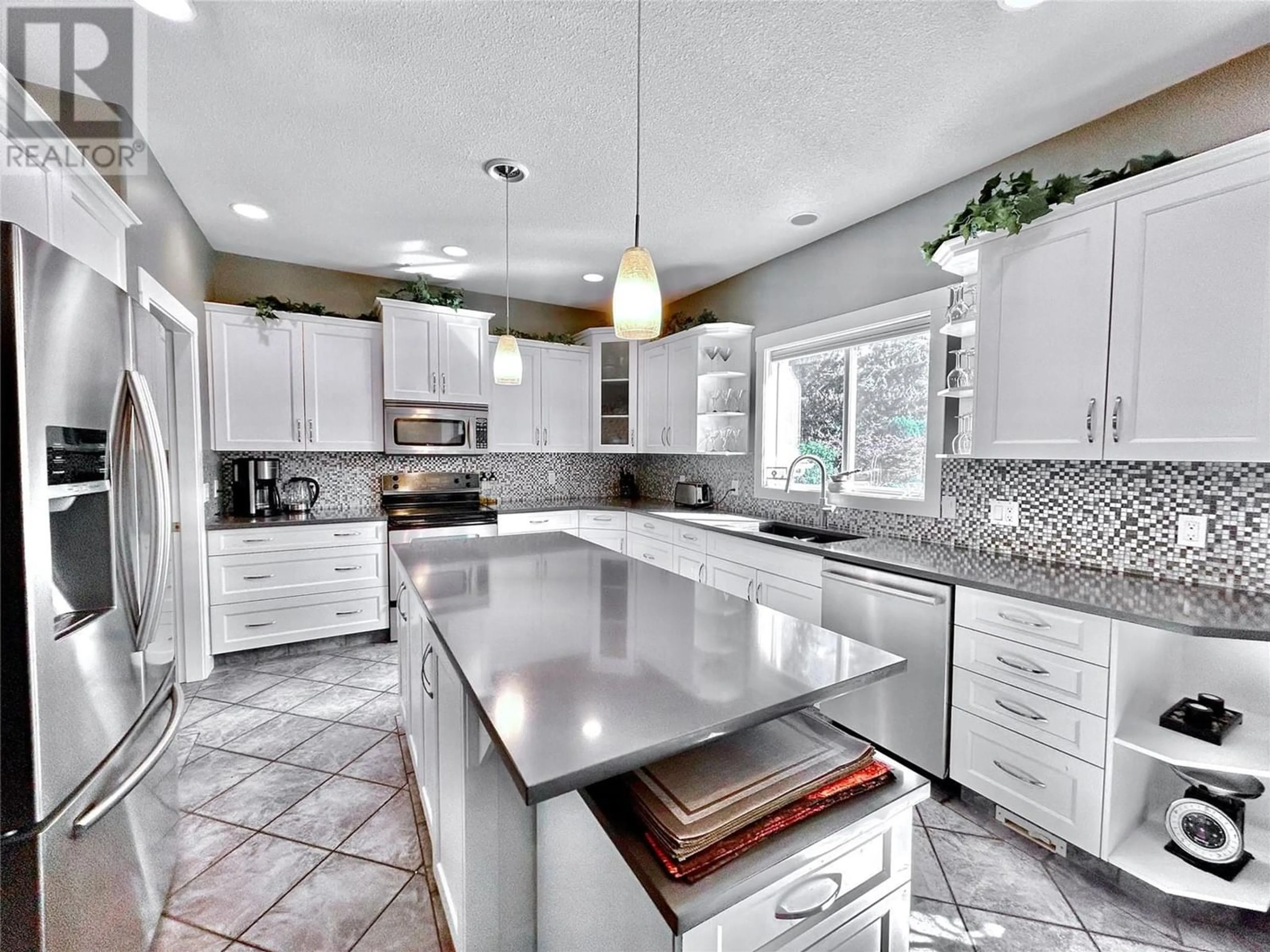 Contemporary kitchen for 3911 Lakevale Place, Kelowna British Columbia V1W3Z5