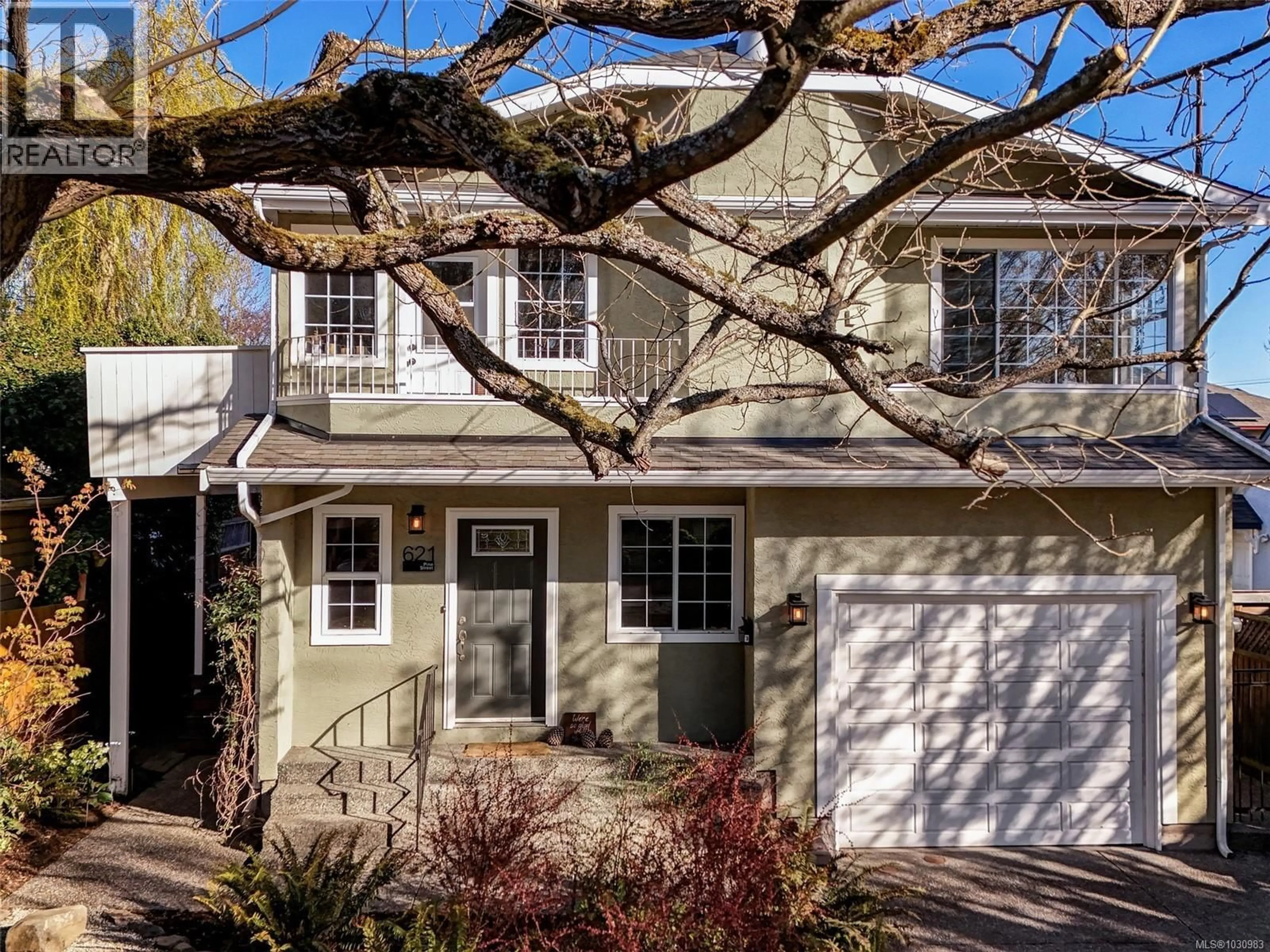 Home with vinyl exterior material, street for 621 PINE STREET, Victoria British Columbia V9A2Z9