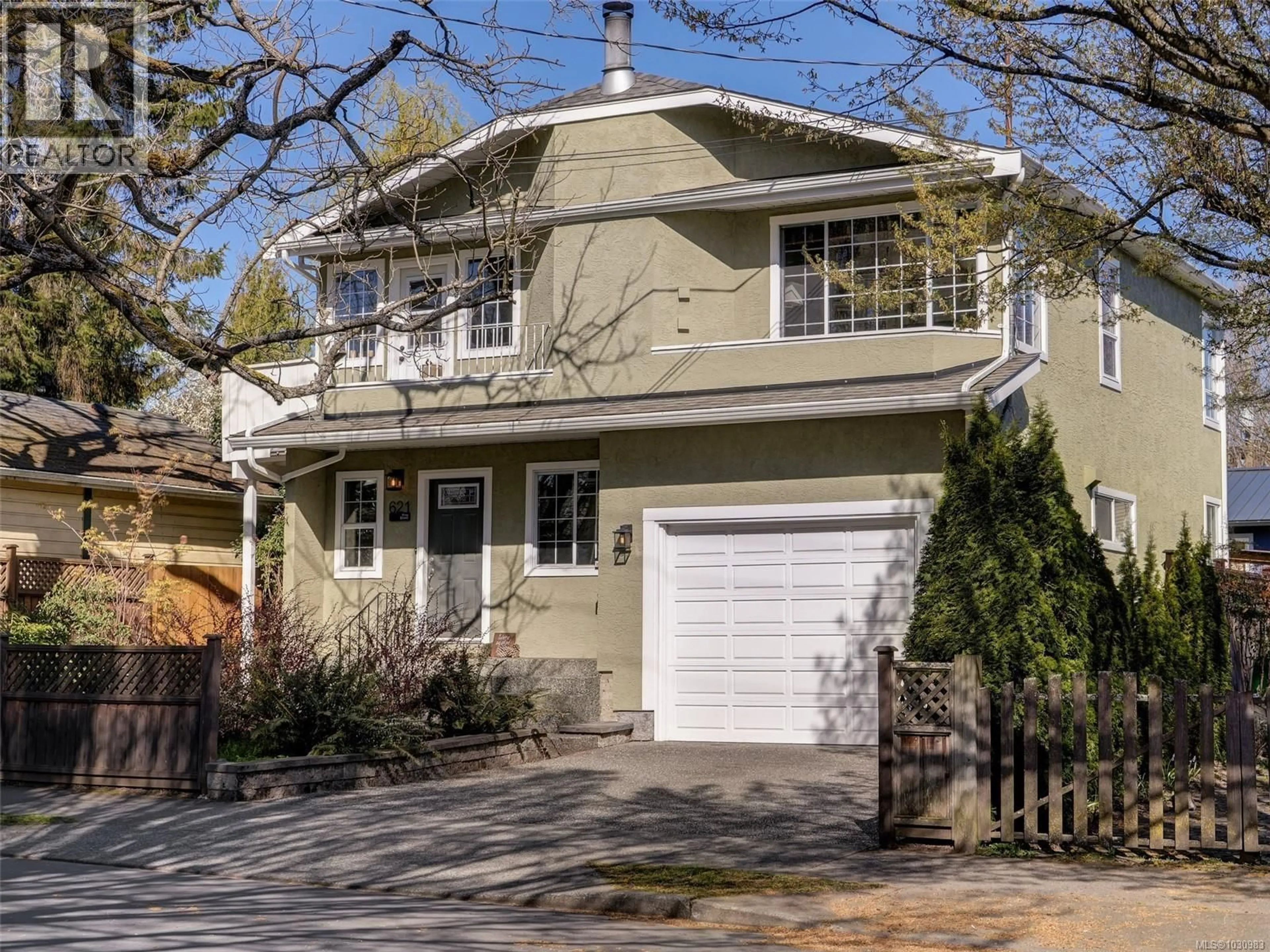 Home with vinyl exterior material, street for 621 PINE STREET, Victoria British Columbia V9A2Z9