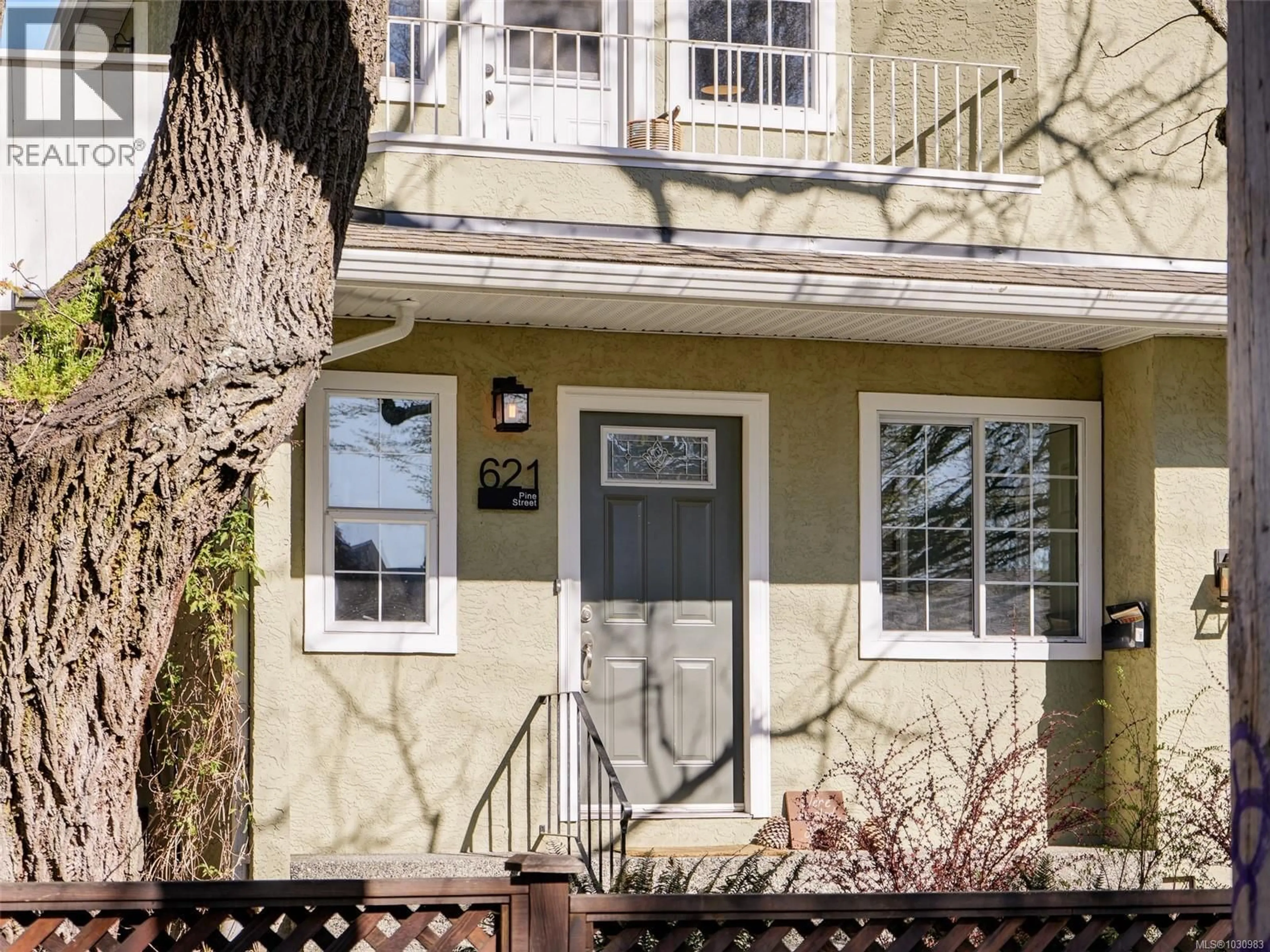 Home with vinyl exterior material, street for 621 PINE STREET, Victoria British Columbia V9A2Z9