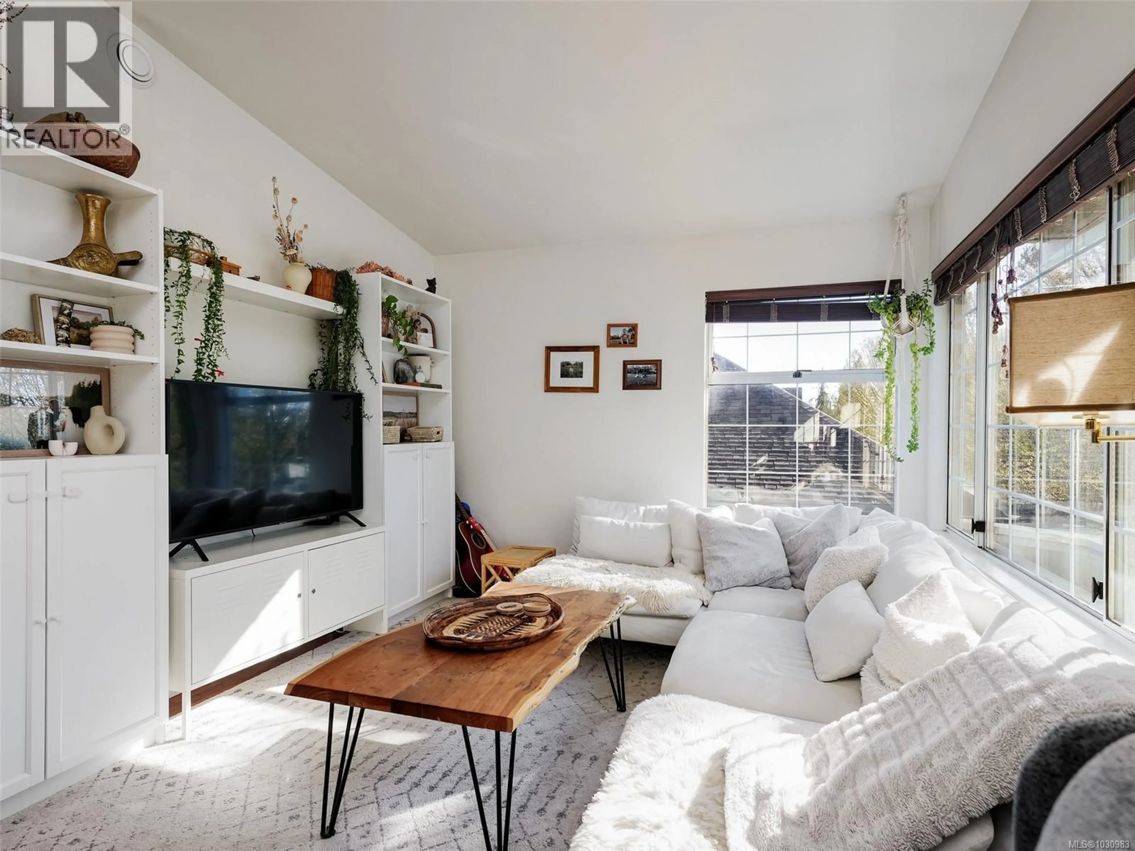 Living room with furniture, unknown for 621 PINE STREET, Victoria British Columbia V9A2Z9