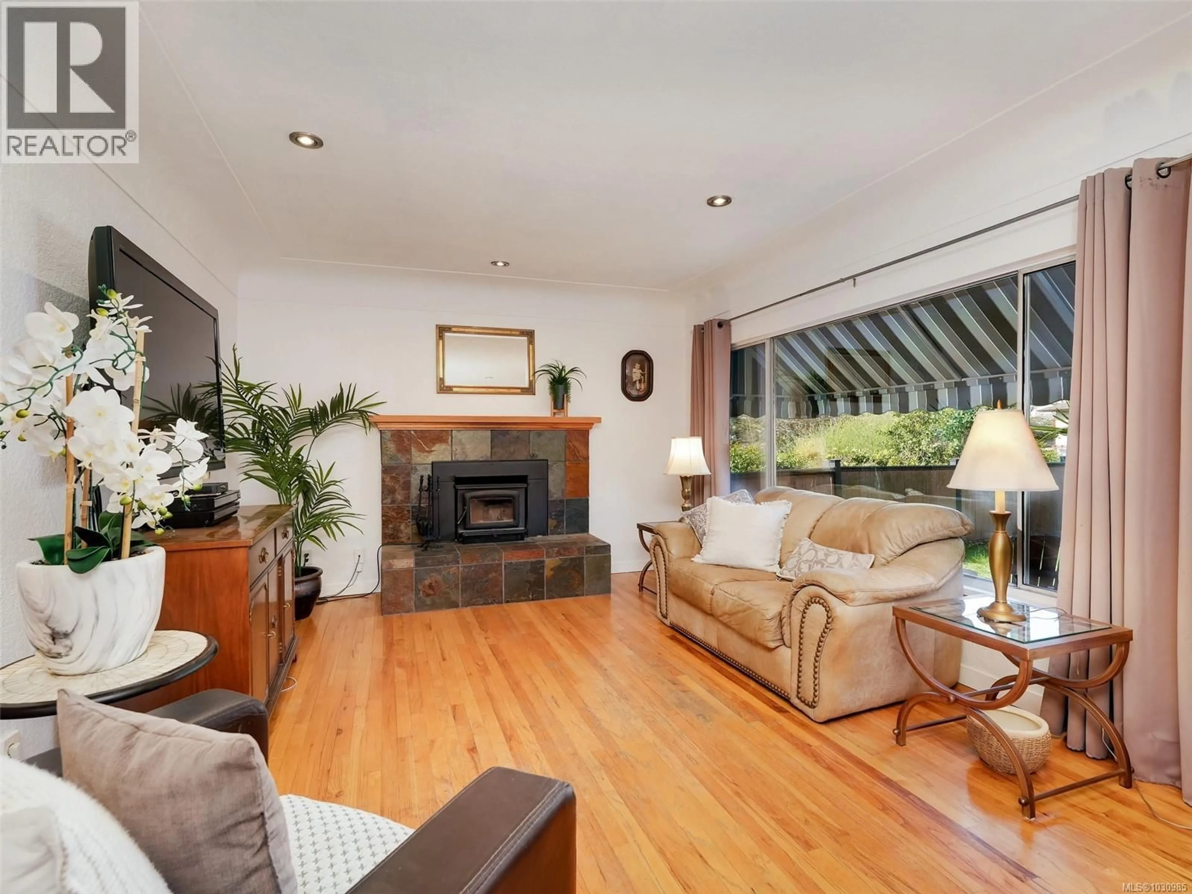 Living room with furniture, wood/laminate floor for 3615 DONCASTER DRIVE, Saanich British Columbia V8P3W5