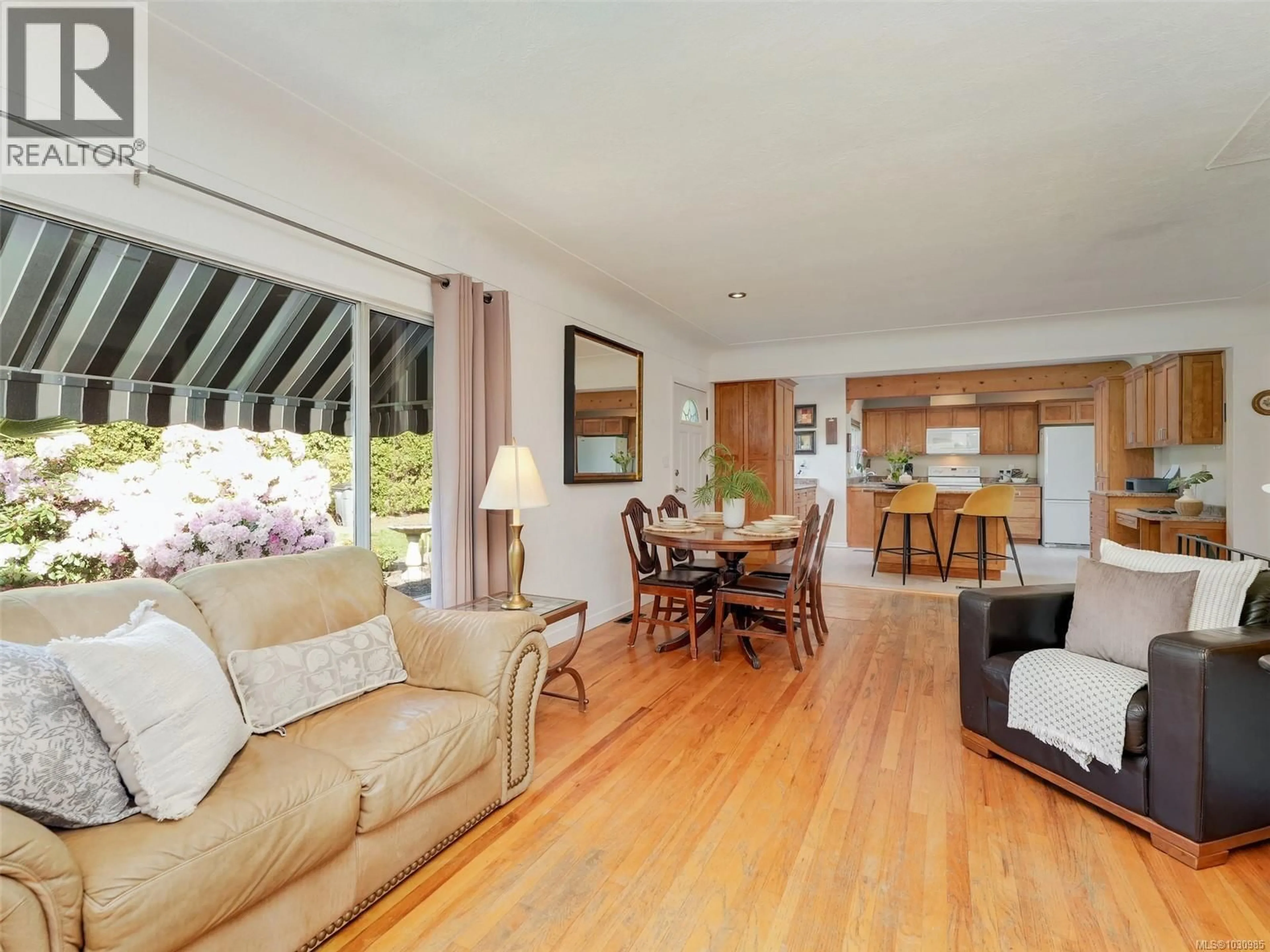 Living room with furniture, wood/laminate floor for 3615 DONCASTER DRIVE, Saanich British Columbia V8P3W5