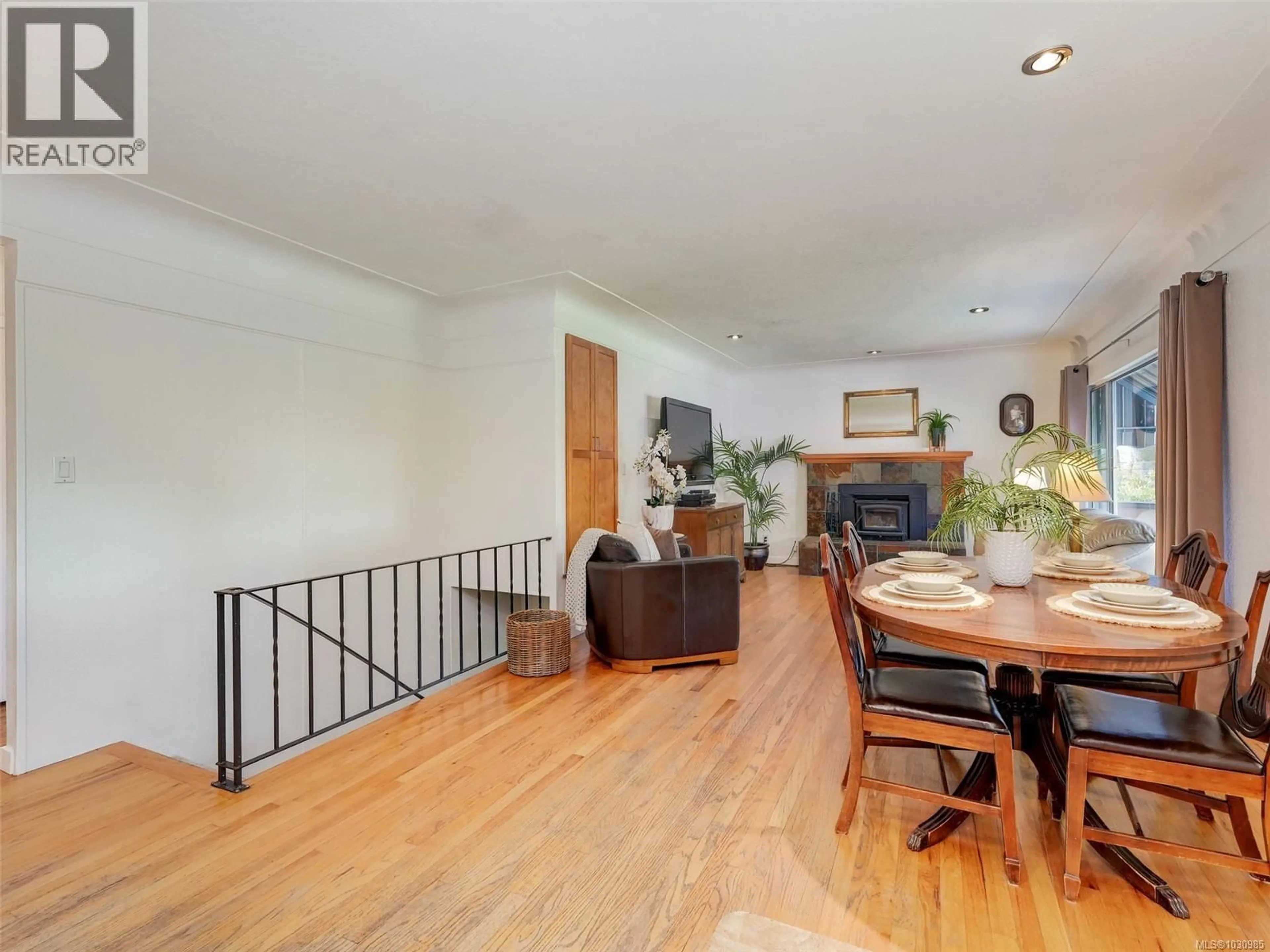 Dining room, wood/laminate floor for 3615 DONCASTER DRIVE, Saanich British Columbia V8P3W5
