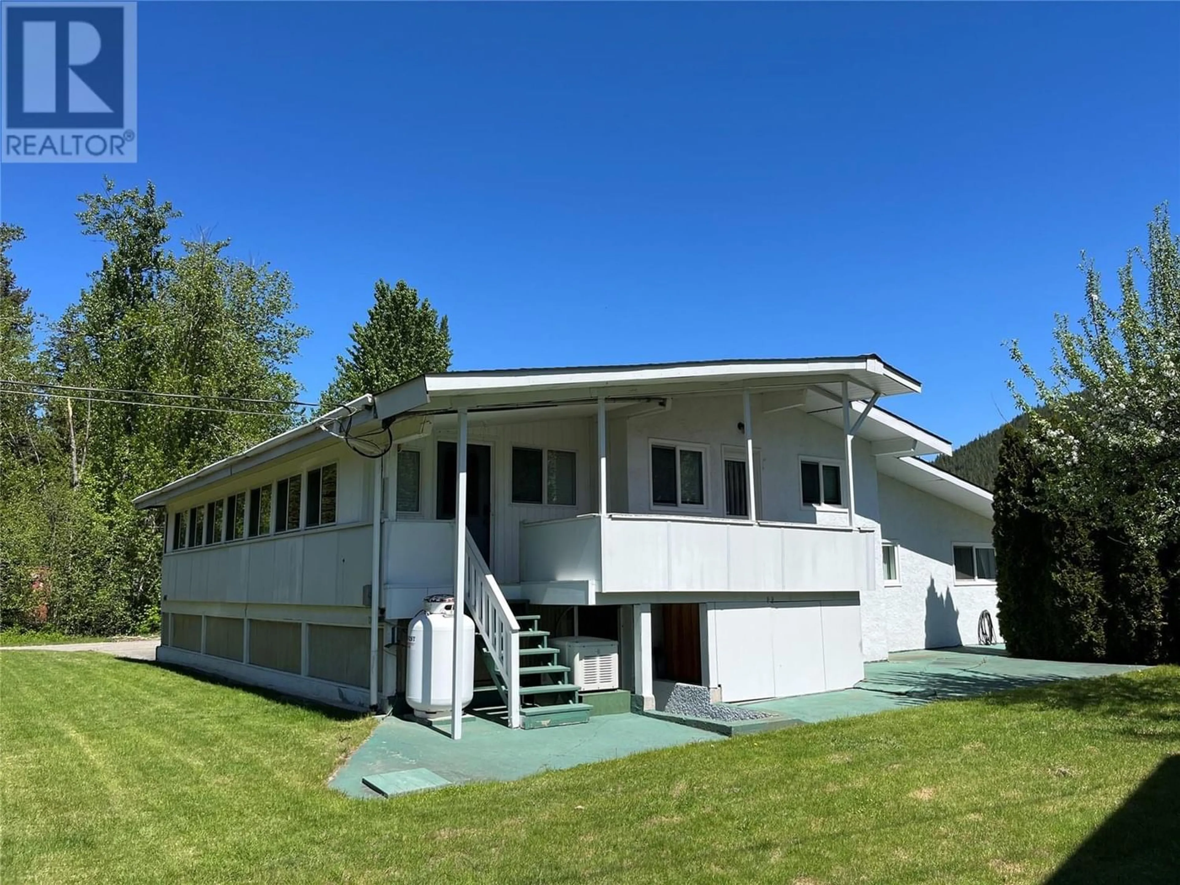 Home with vinyl exterior material, unknown for 441 Oak Avenue, Sicamous British Columbia V0E2V1