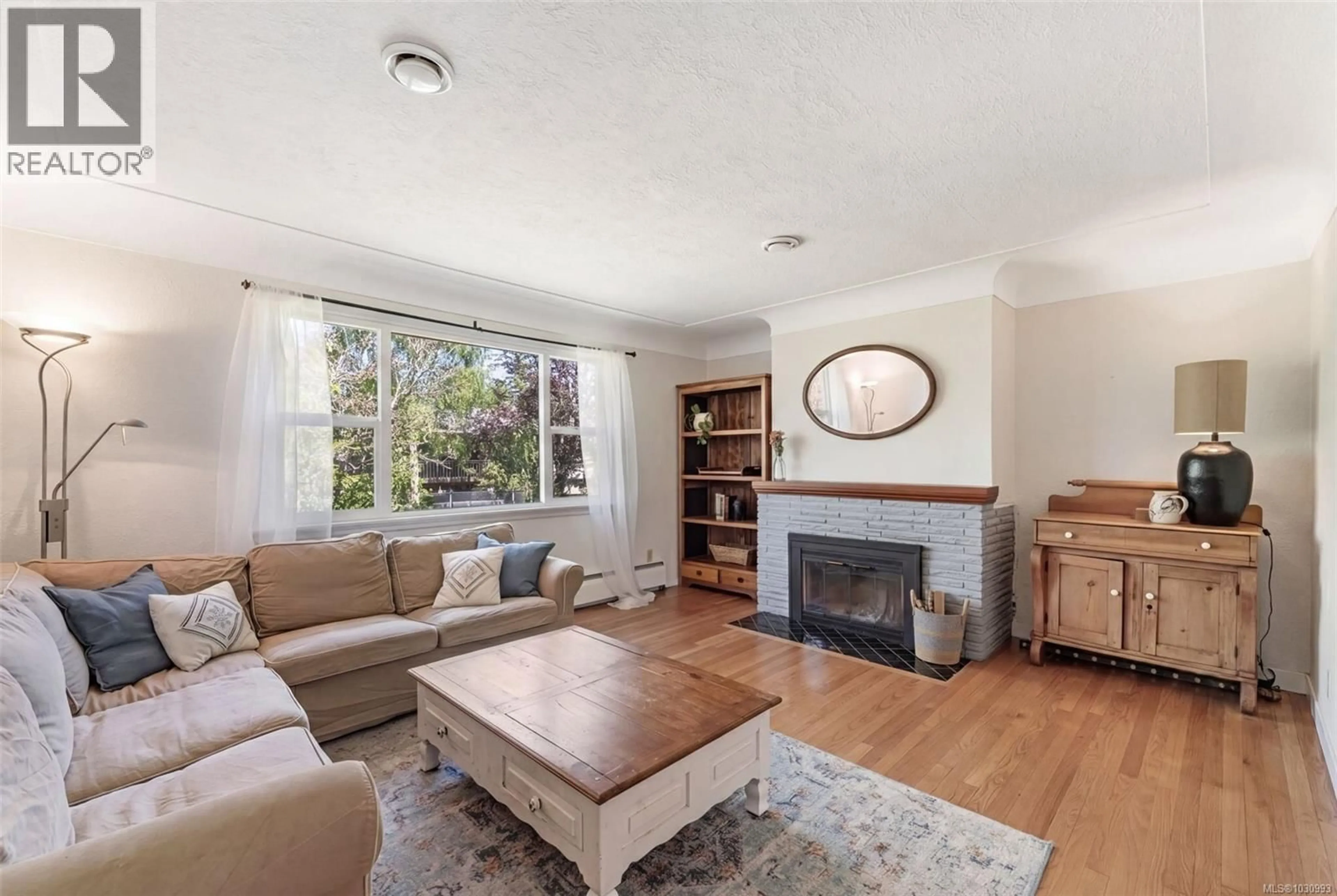 Living room with furniture, wood/laminate floor for 1728 KENMORE ROAD, Saanich British Columbia V8N2E7