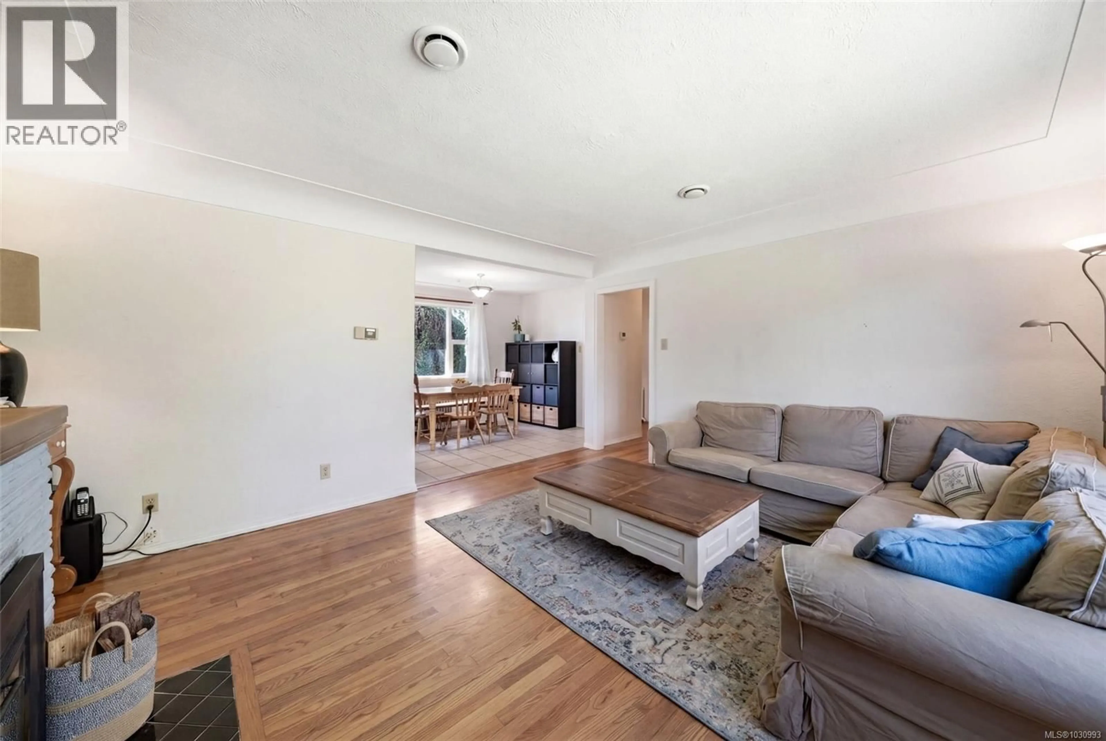 Living room with furniture, wood/laminate floor for 1728 KENMORE ROAD, Saanich British Columbia V8N2E7