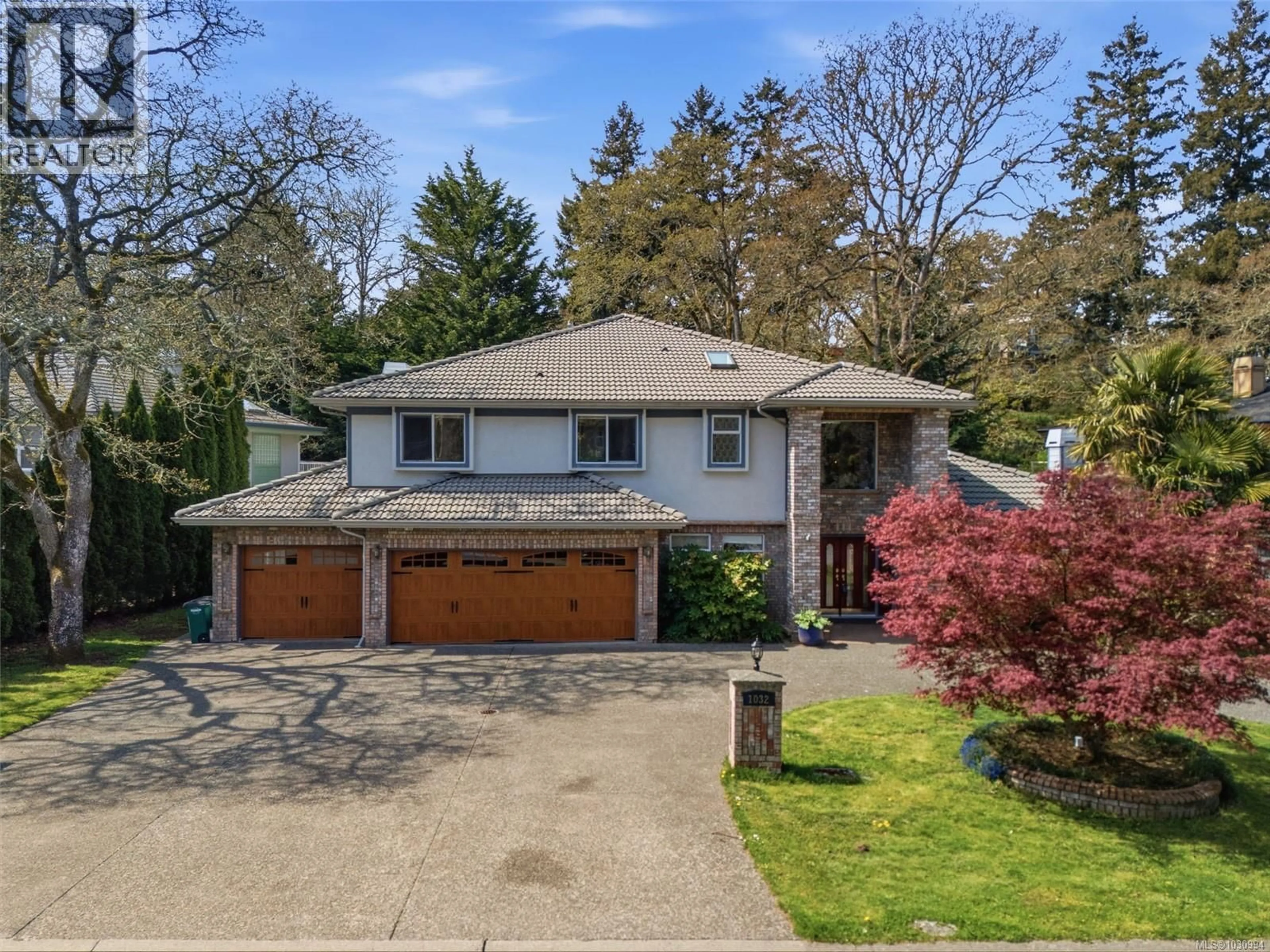 A pic from outside/outdoor area/front of a property/back of a property/a pic from drone, street for 1032 VALEWOOD TRAIL, Saanich British Columbia V8X5G7