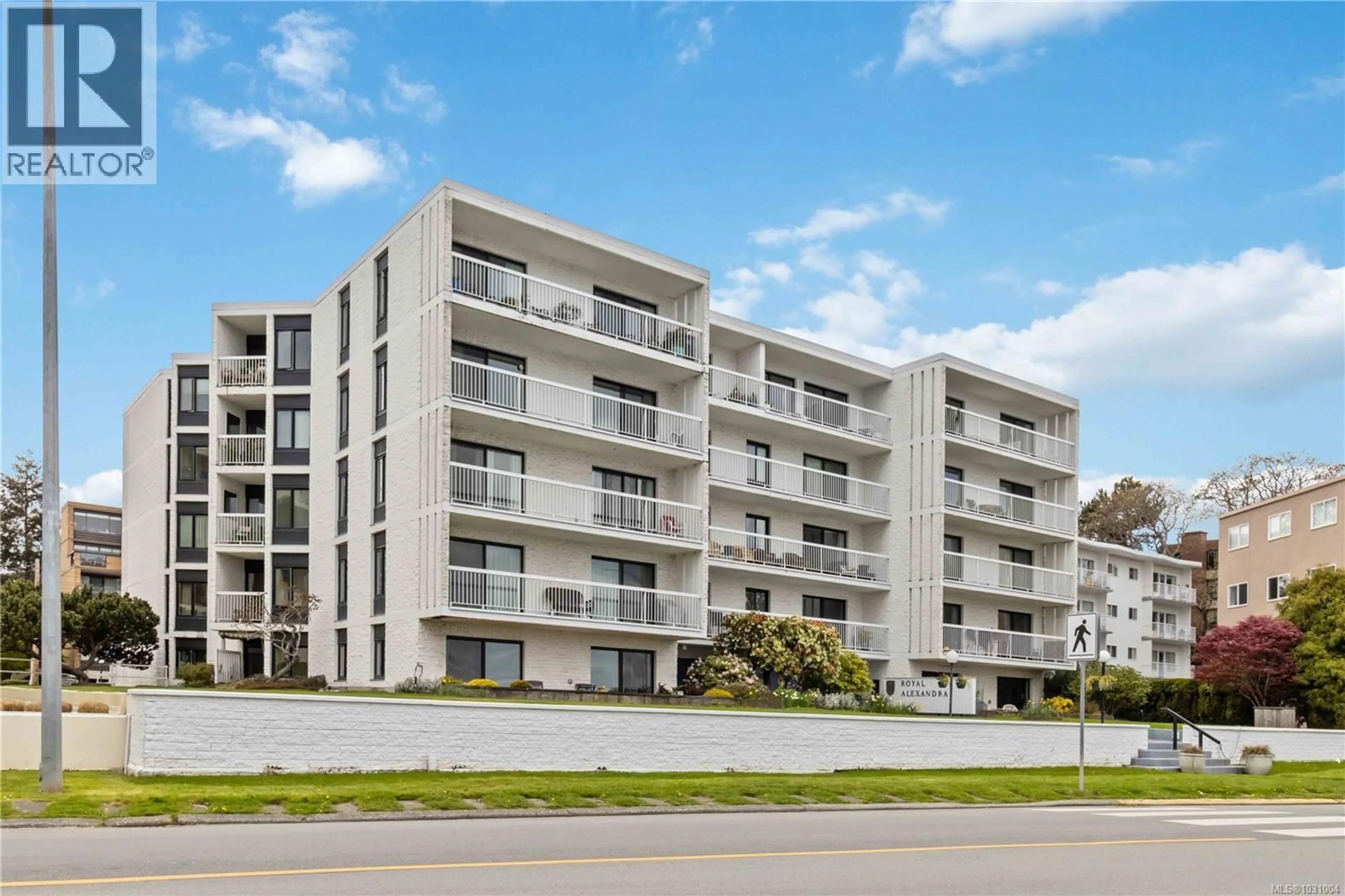 A pic from outside/outdoor area/front of a property/back of a property/a pic from drone, building for 205 - 1450 BEACH DRIVE, Oak Bay British Columbia V8S2N8