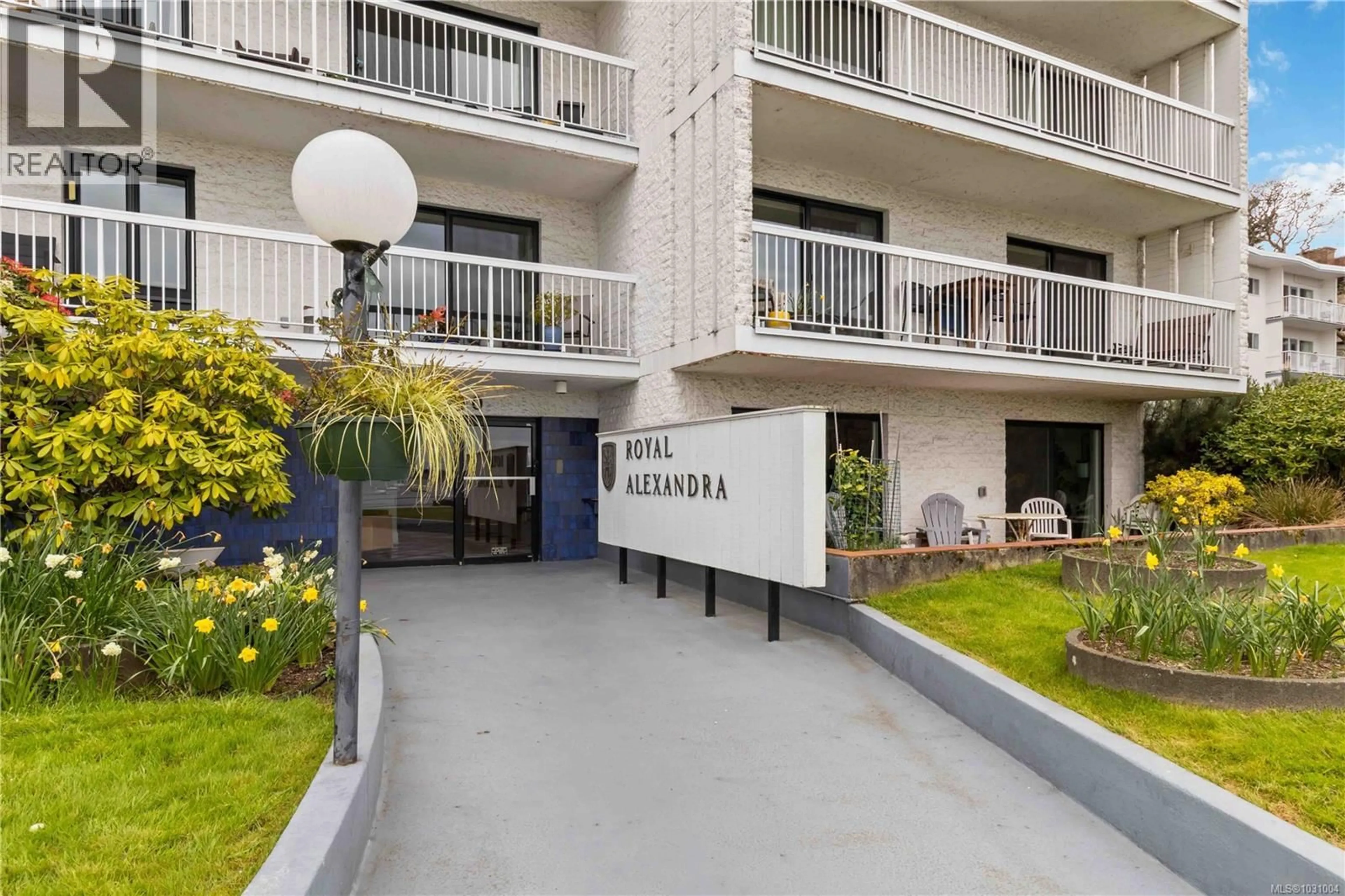 Indoor foyer for 205 - 1450 BEACH DRIVE, Oak Bay British Columbia V8S2N8