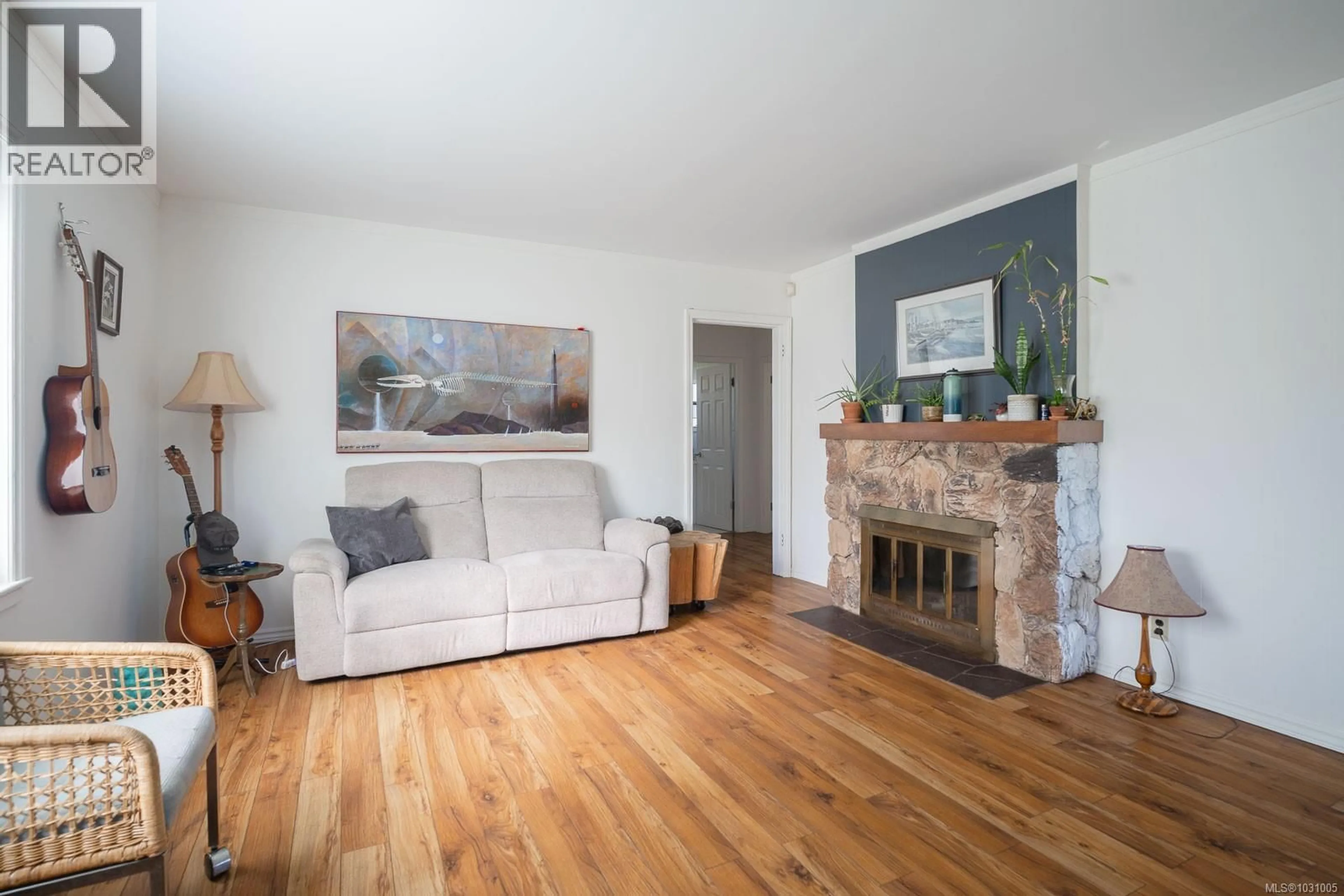 Living room with furniture, wood/laminate floor for 464 RENFREW STREET, Nanaimo British Columbia V9R1S4