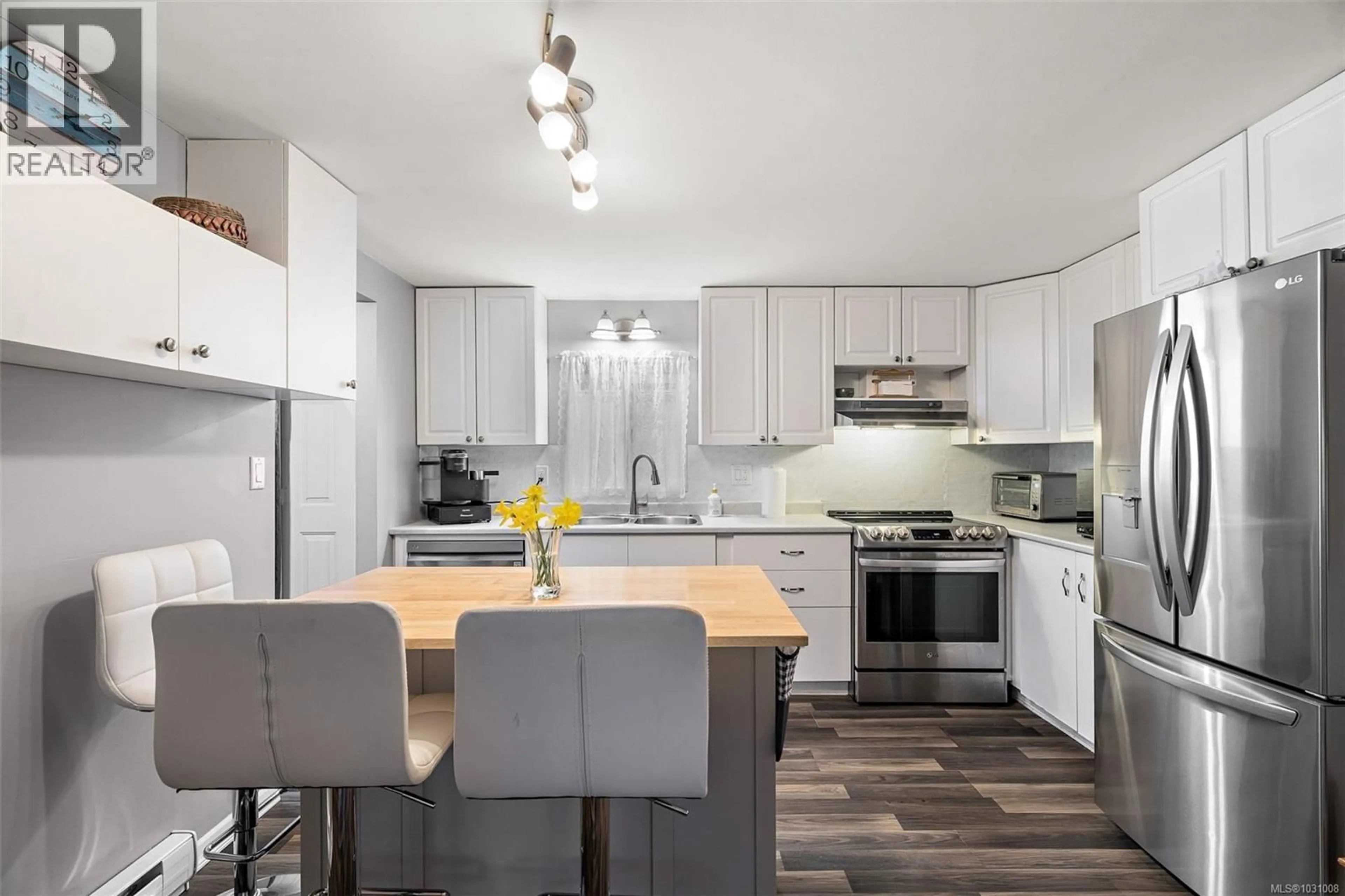 Open concept kitchen, wood/laminate floor for 10 - 6947 GRANT ROAD WEST, Sooke British Columbia V9Z0P2