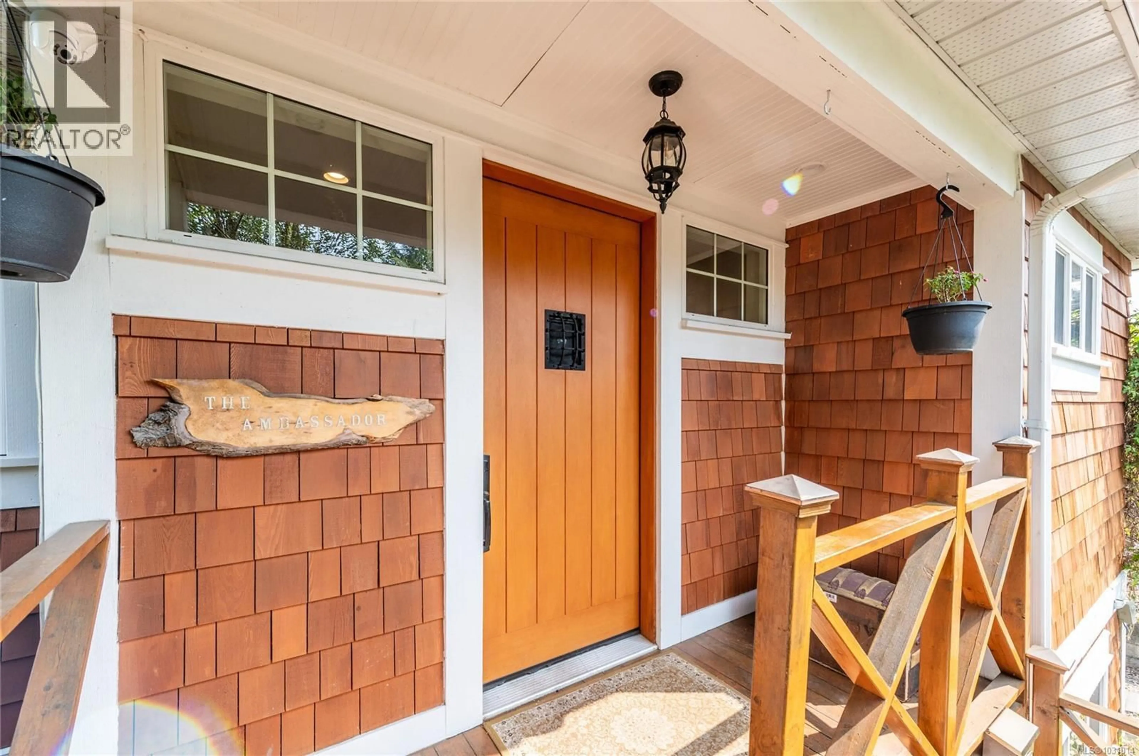 Indoor entryway for 938 AMBASSADOR AVENUE, Saanich British Columbia V8X3N1