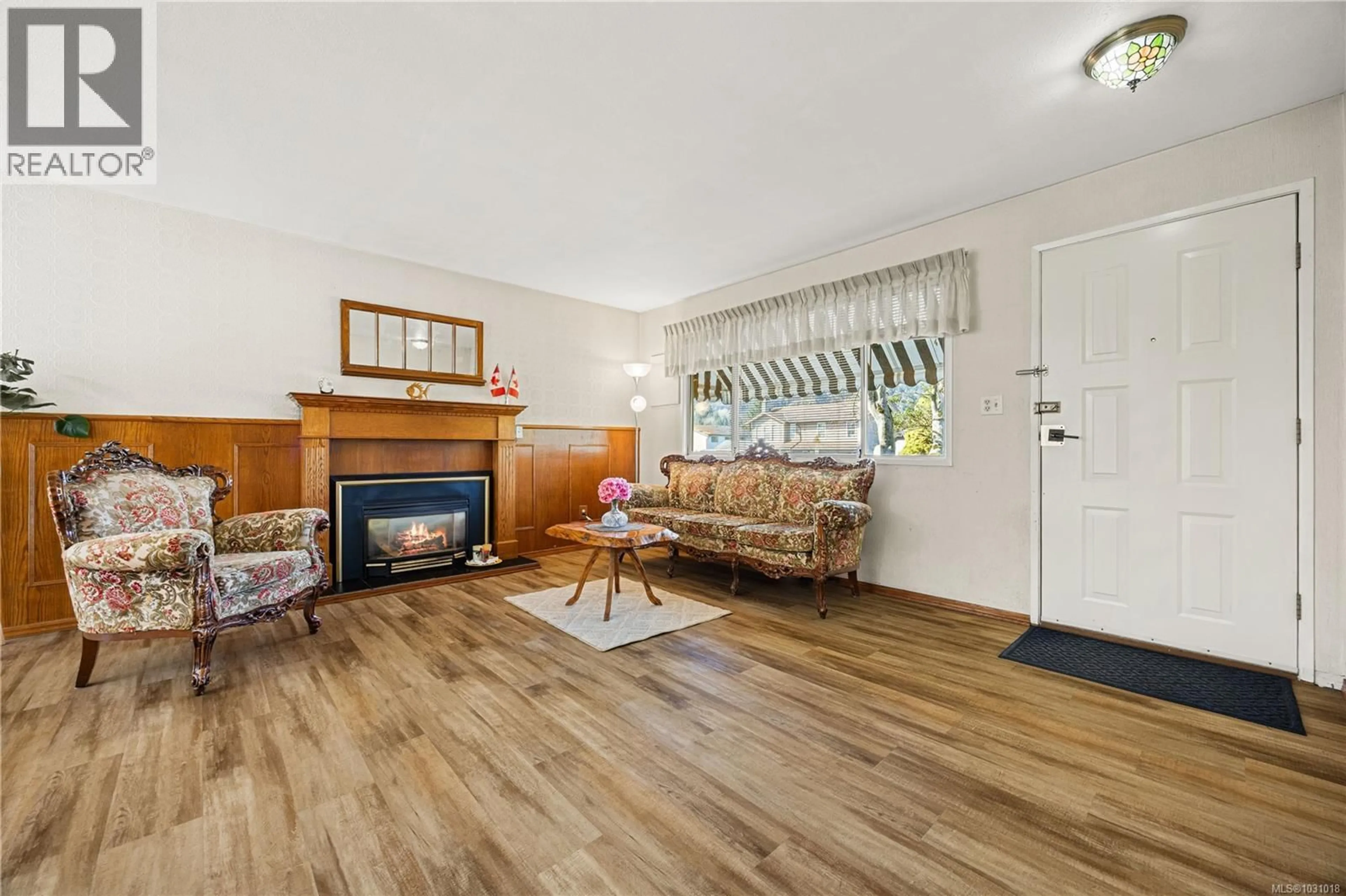 Living room with furniture, wood/laminate floor for 130 WILDLIFE PLACE, Nanaimo British Columbia V9R6H2