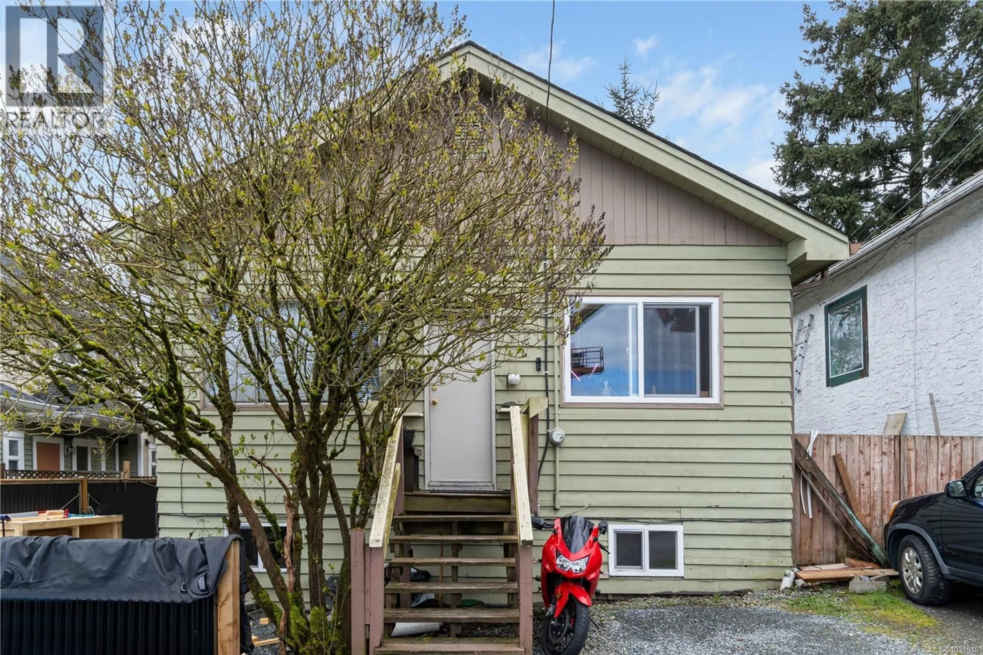 Home with vinyl exterior material, street for 205 SABISTON STREET, Nanaimo British Columbia V9R1M2