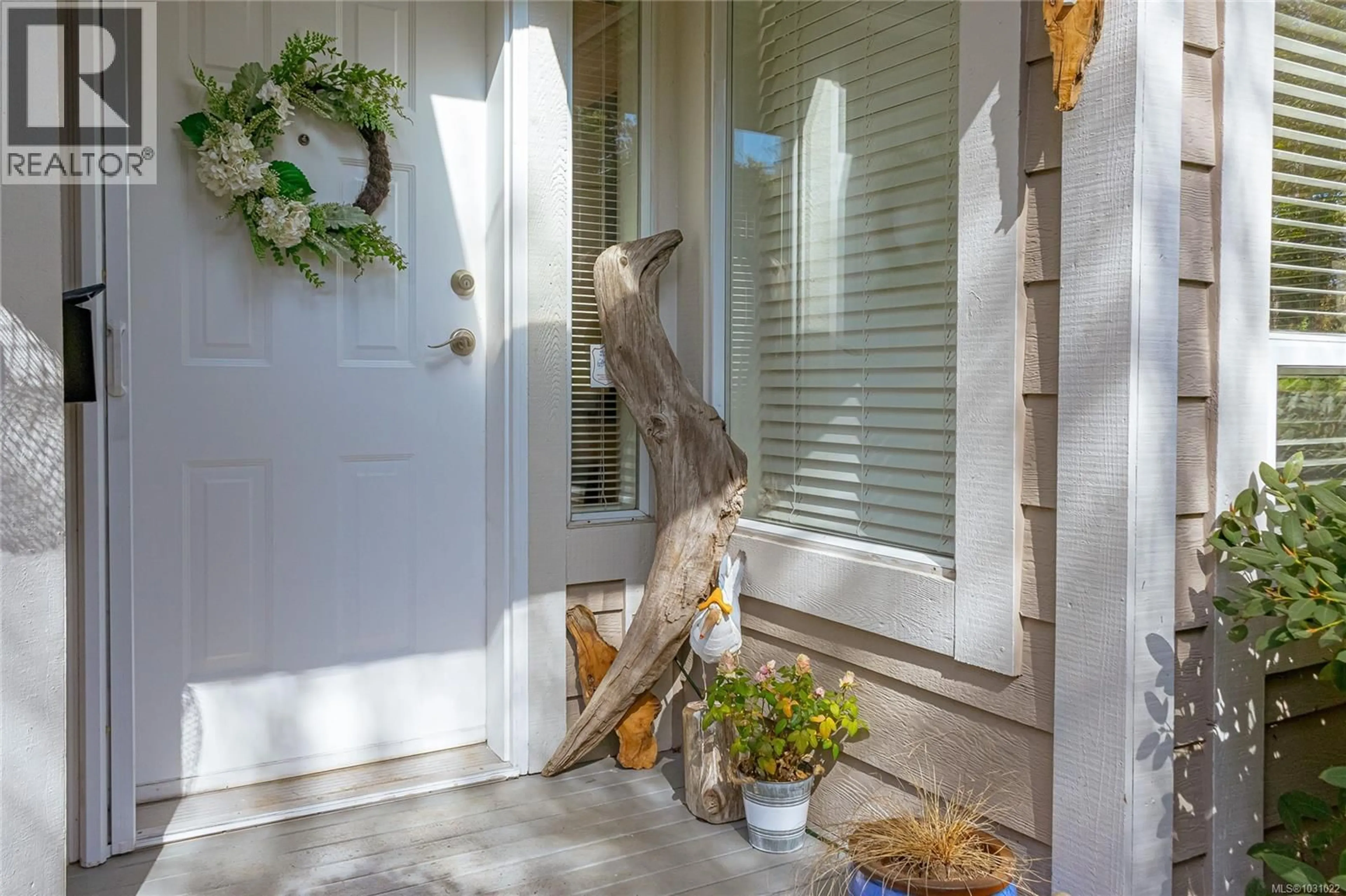 Indoor entryway for 9 - 4619 ELK LAKE DRIVE, Saanich British Columbia V8Z5M2