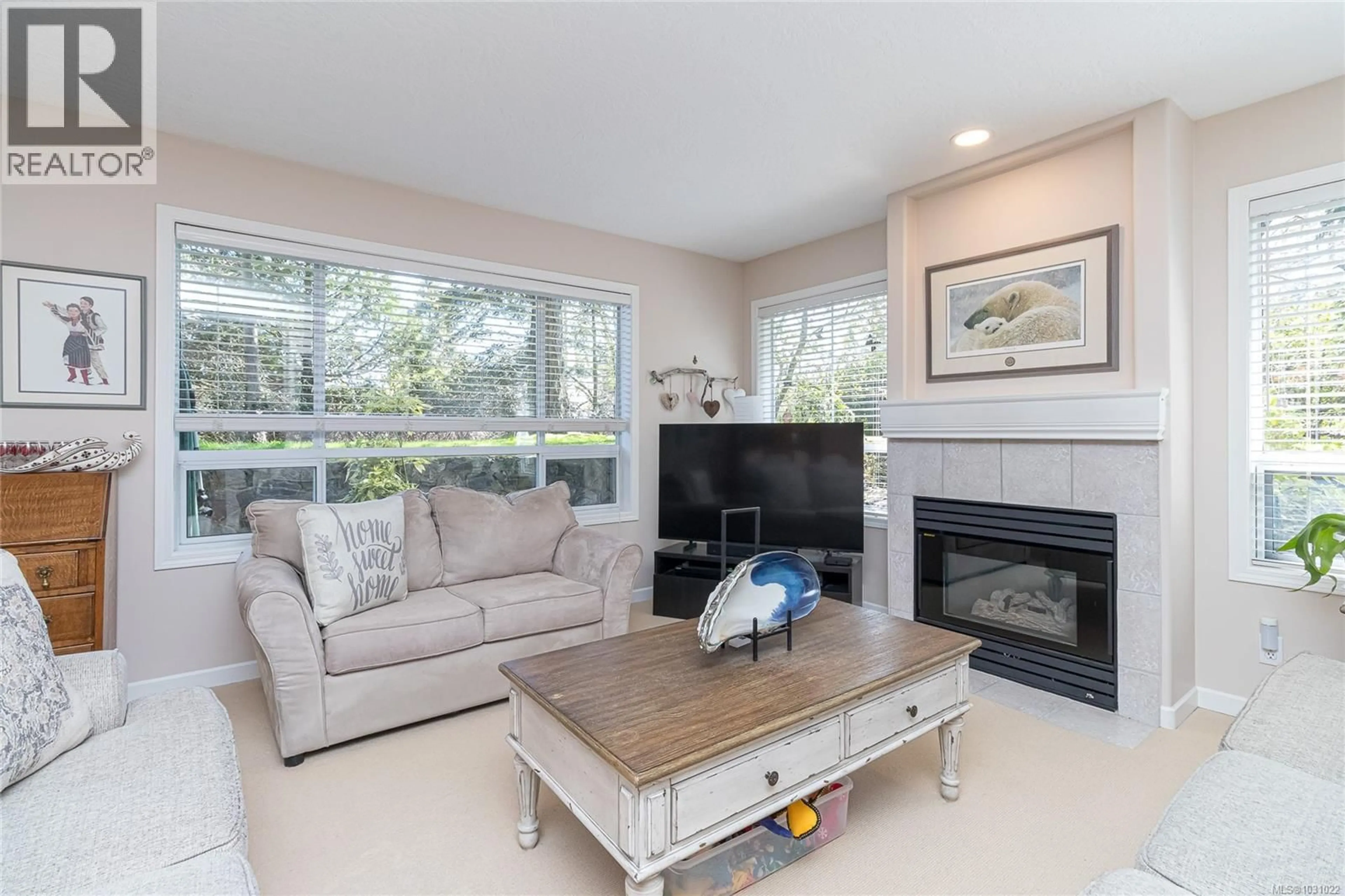 Living room with furniture, unknown for 9 - 4619 ELK LAKE DRIVE, Saanich British Columbia V8Z5M2