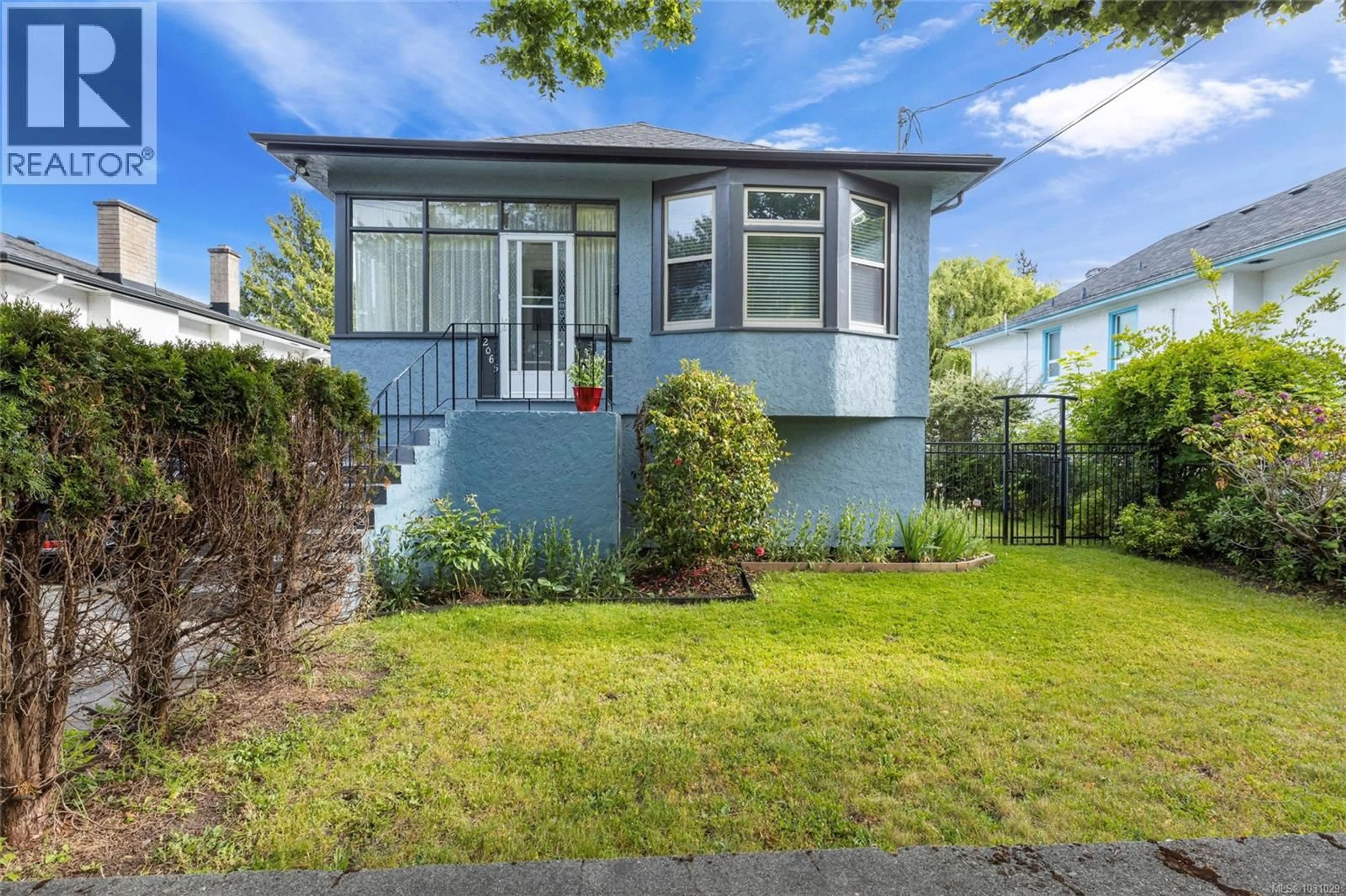 Home with vinyl exterior material, street for 2065 GOLDSMITH STREET, Oak Bay British Columbia V8R1T5