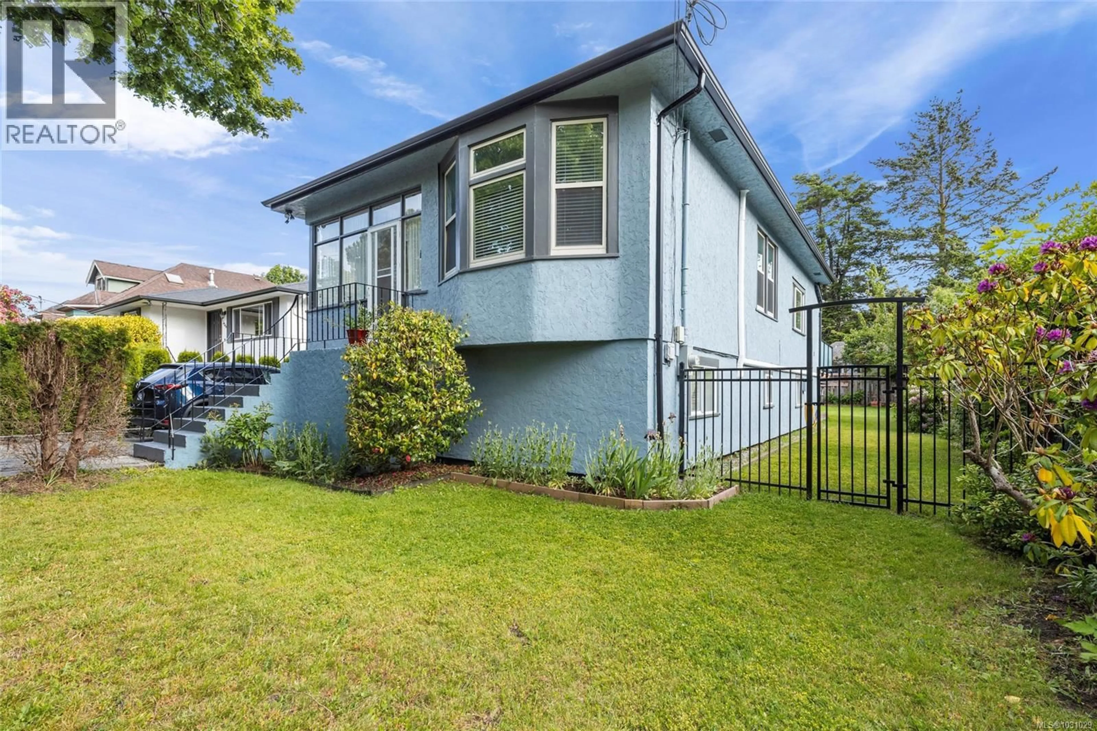 Home with vinyl exterior material, street for 2065 GOLDSMITH STREET, Oak Bay British Columbia V8R1T5