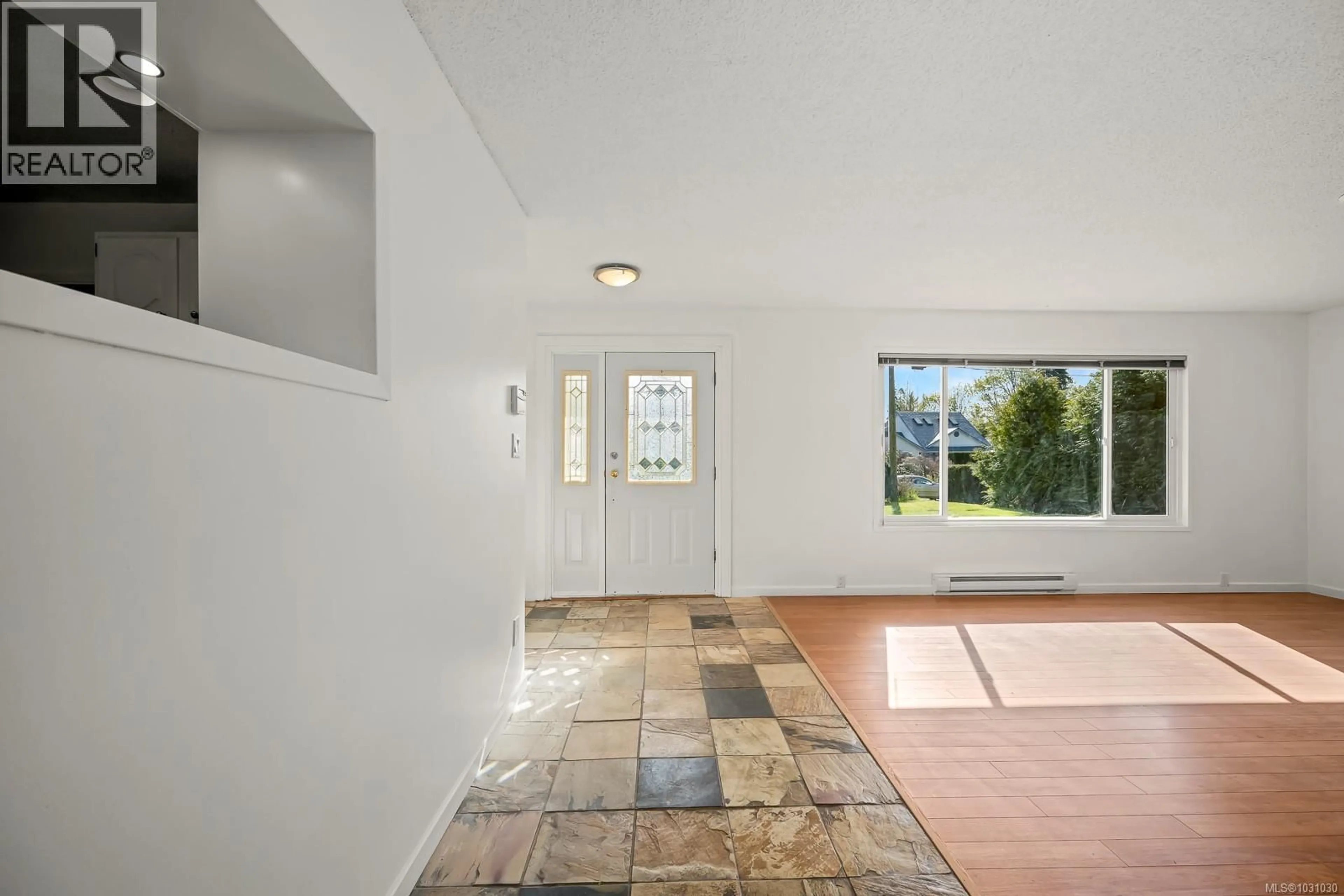 Indoor entryway for 8987 MCLAREY AVENUE, Black Creek British Columbia V9J1A2