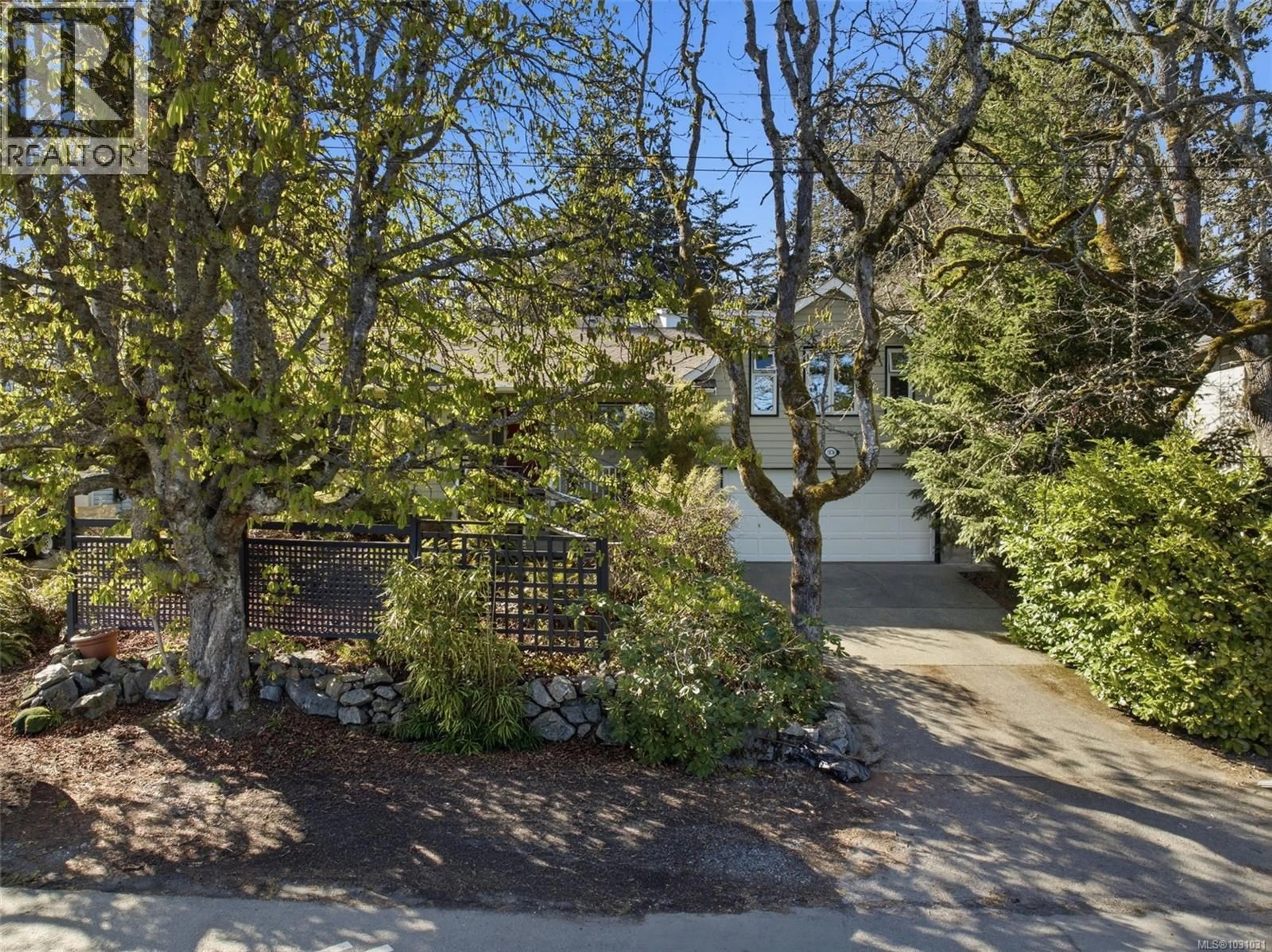 A pic from outside/outdoor area/front of a property/back of a property/a pic from drone, street for 3874 GRANGE ROAD, Saanich British Columbia V8Z4T5