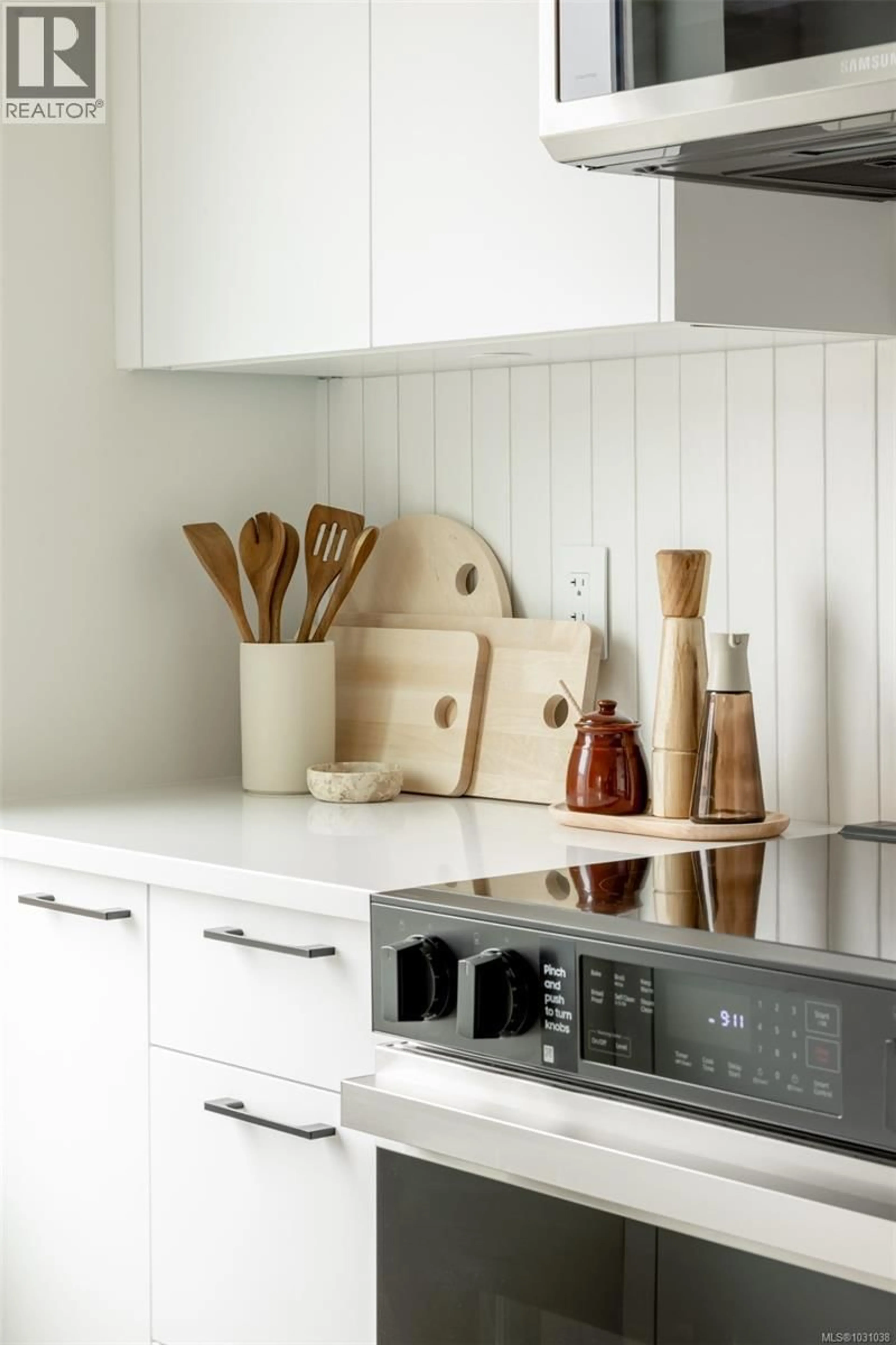 Contemporary kitchen, unknown for 304 - 1075 TILLICUM ROAD, Esquimalt British Columbia V9A2A4