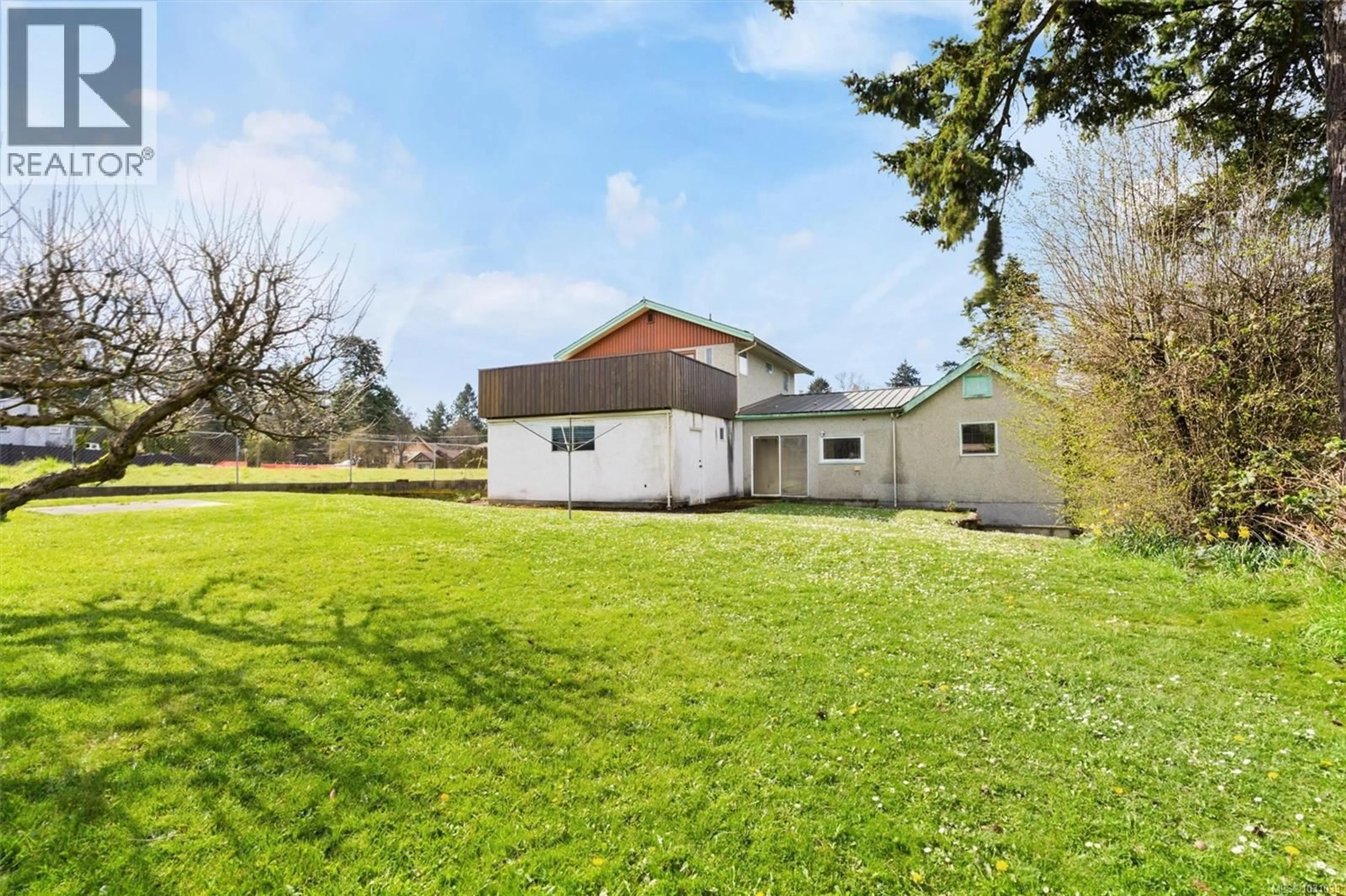 A pic from outside/outdoor area/front of a property/back of a property/a pic from drone, building for 730 VIOLET AVENUE, Saanich British Columbia V8Z2R3