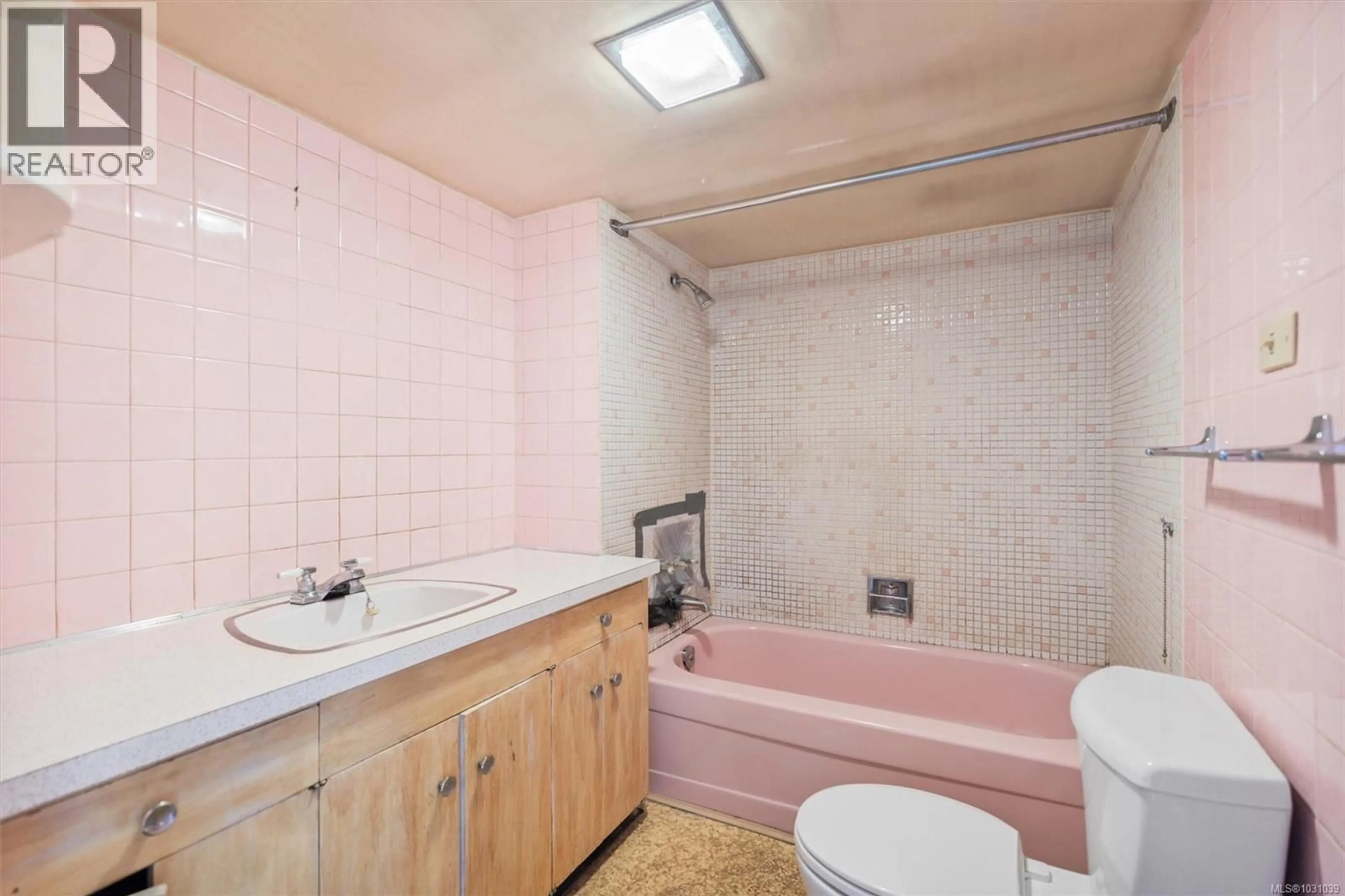 Standard bathroom, unknown for 730 VIOLET AVENUE, Saanich British Columbia V8Z2R3