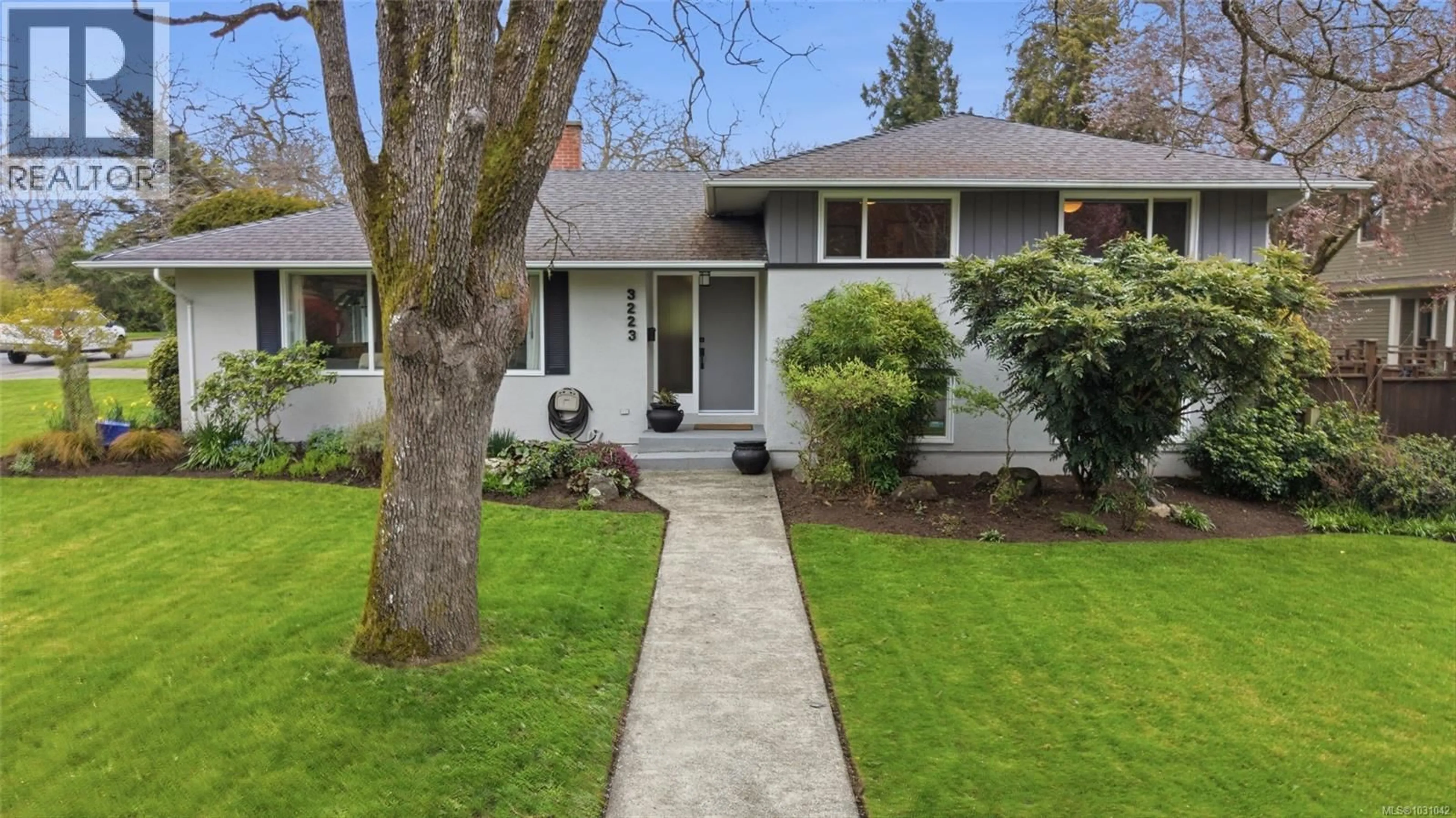 Home with vinyl exterior material, street for 3223 HENDERSON ROAD, Oak Bay British Columbia V8P5A3