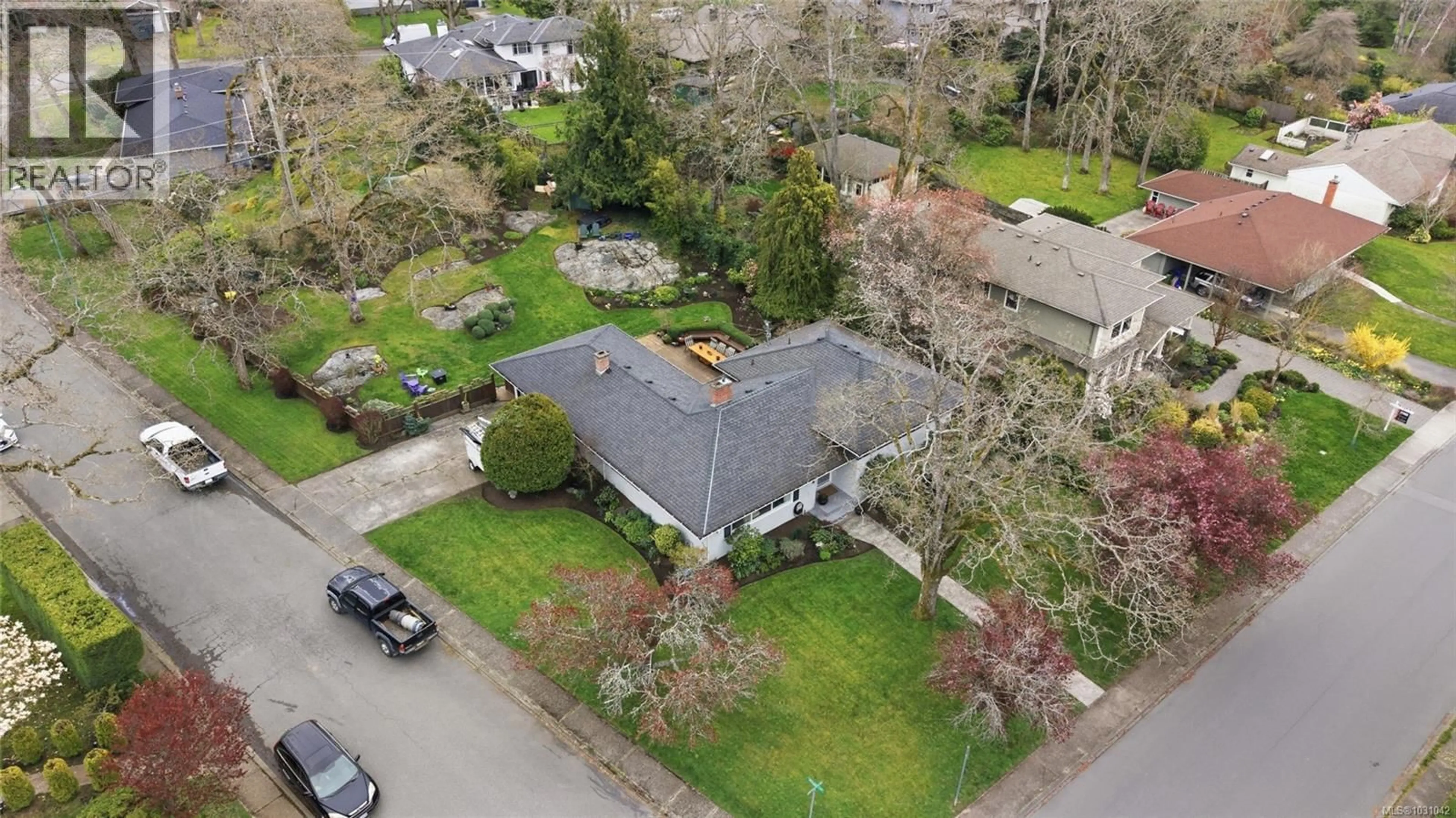 A pic from outside/outdoor area/front of a property/back of a property/a pic from drone, street for 3223 HENDERSON ROAD, Oak Bay British Columbia V8P5A3