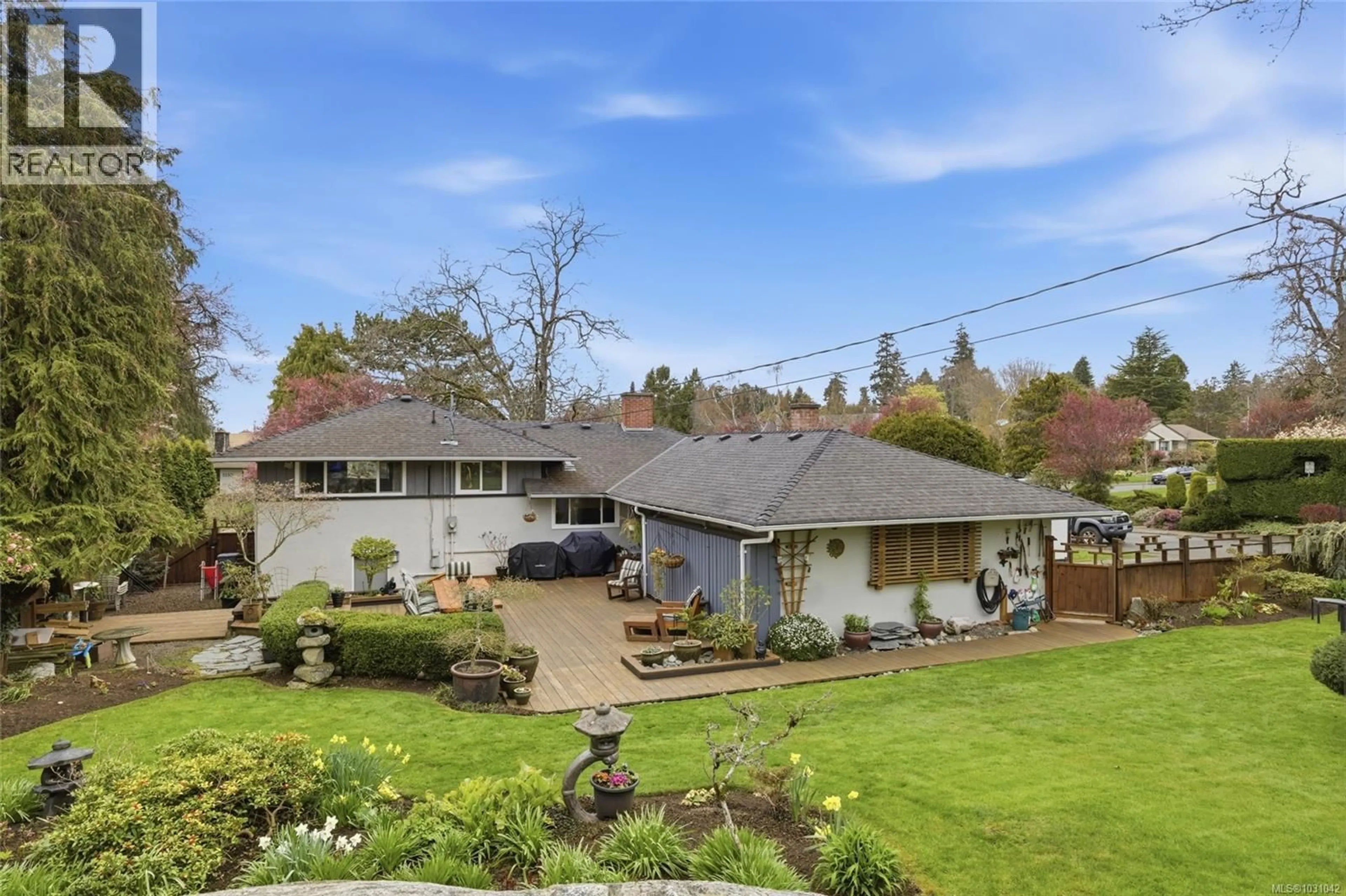 A pic from outside/outdoor area/front of a property/back of a property/a pic from drone, street for 3223 HENDERSON ROAD, Oak Bay British Columbia V8P5A3