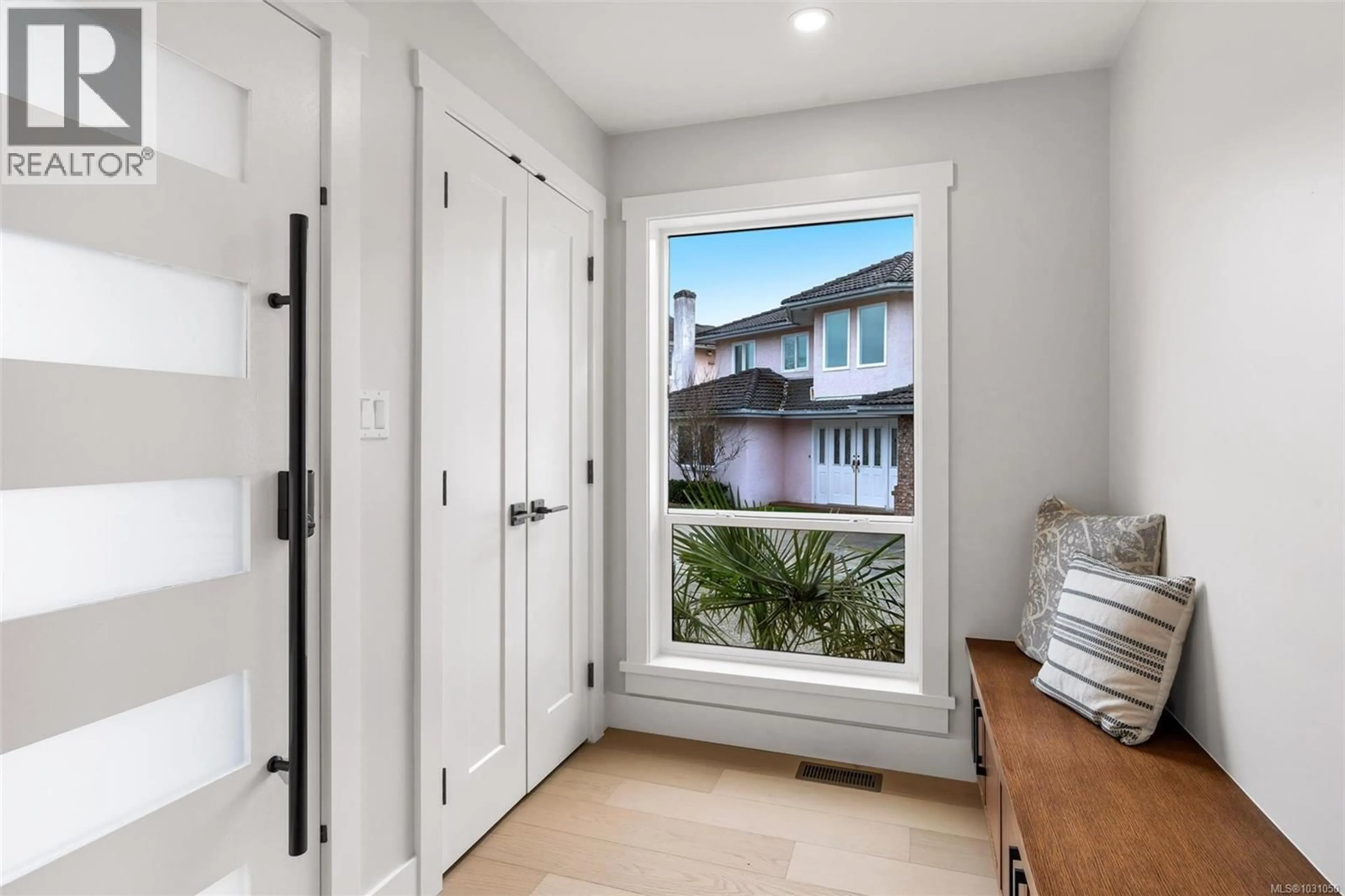 Indoor entryway for 2297 COVINGTON PLACE, Saanich British Columbia V8N5R1