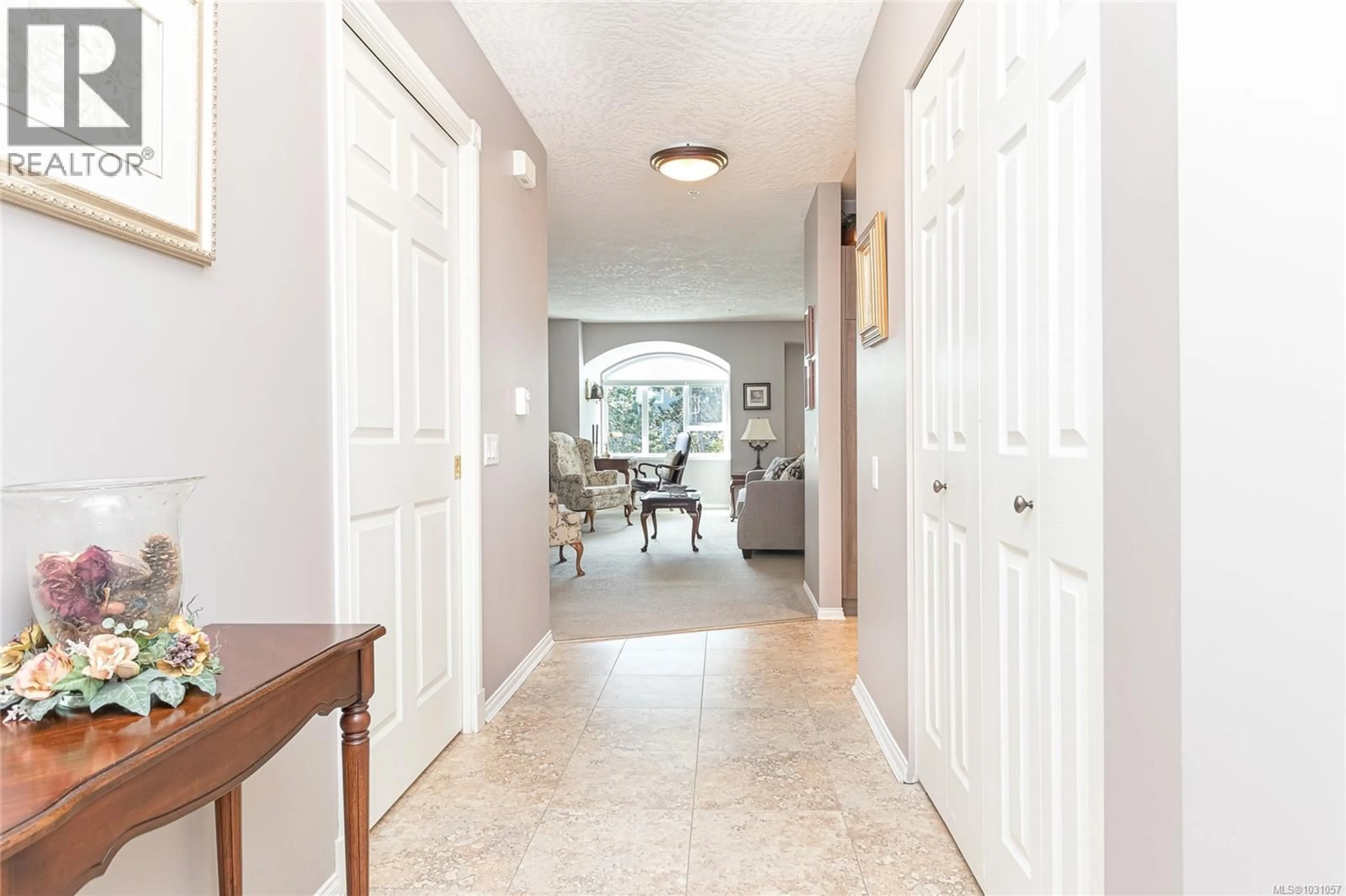 Indoor entryway for 402 - 1521 CHURCH AVENUE, Saanich British Columbia V8P5T7