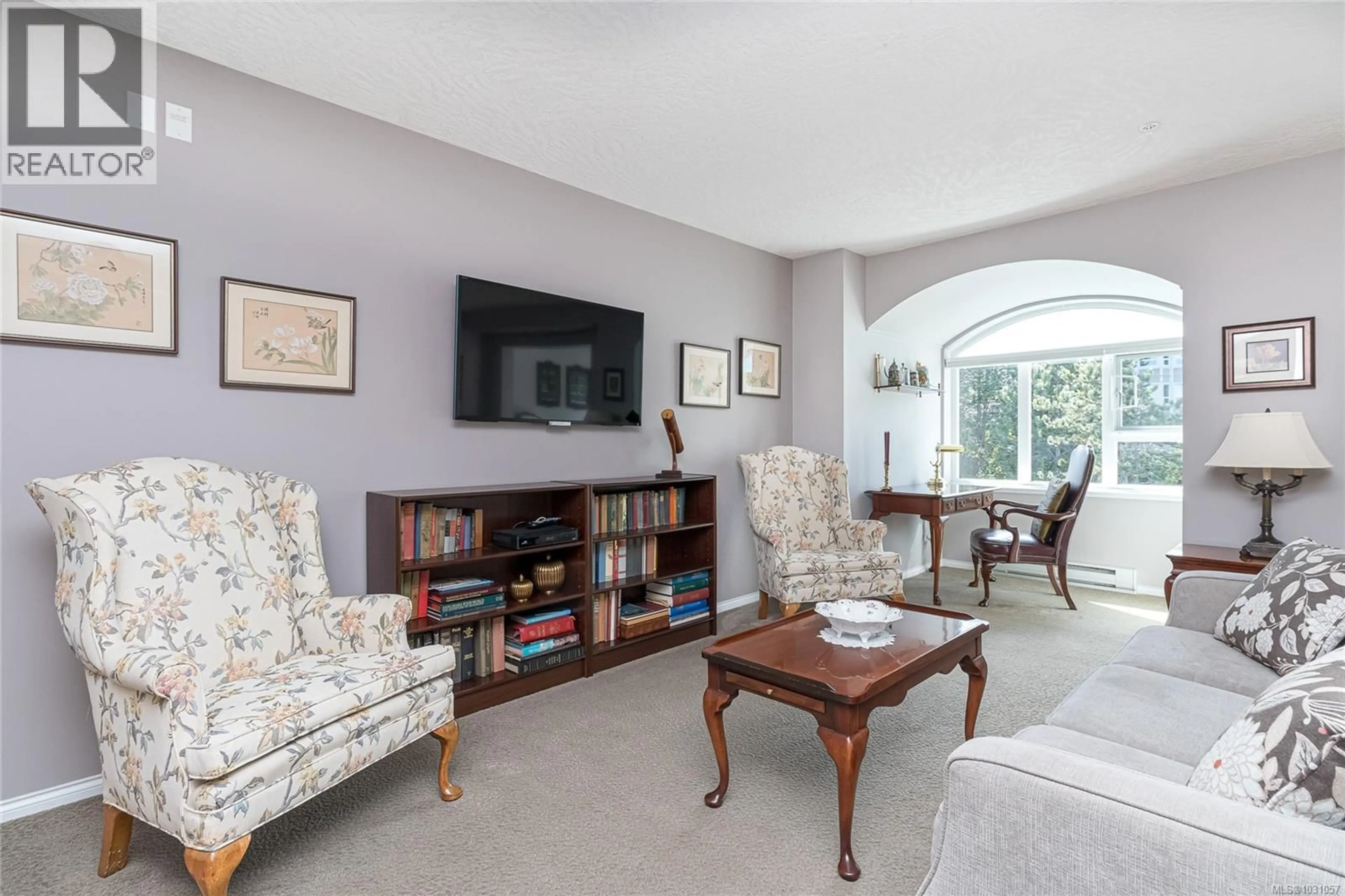 Living room with furniture, unknown for 402 - 1521 CHURCH AVENUE, Saanich British Columbia V8P5T7