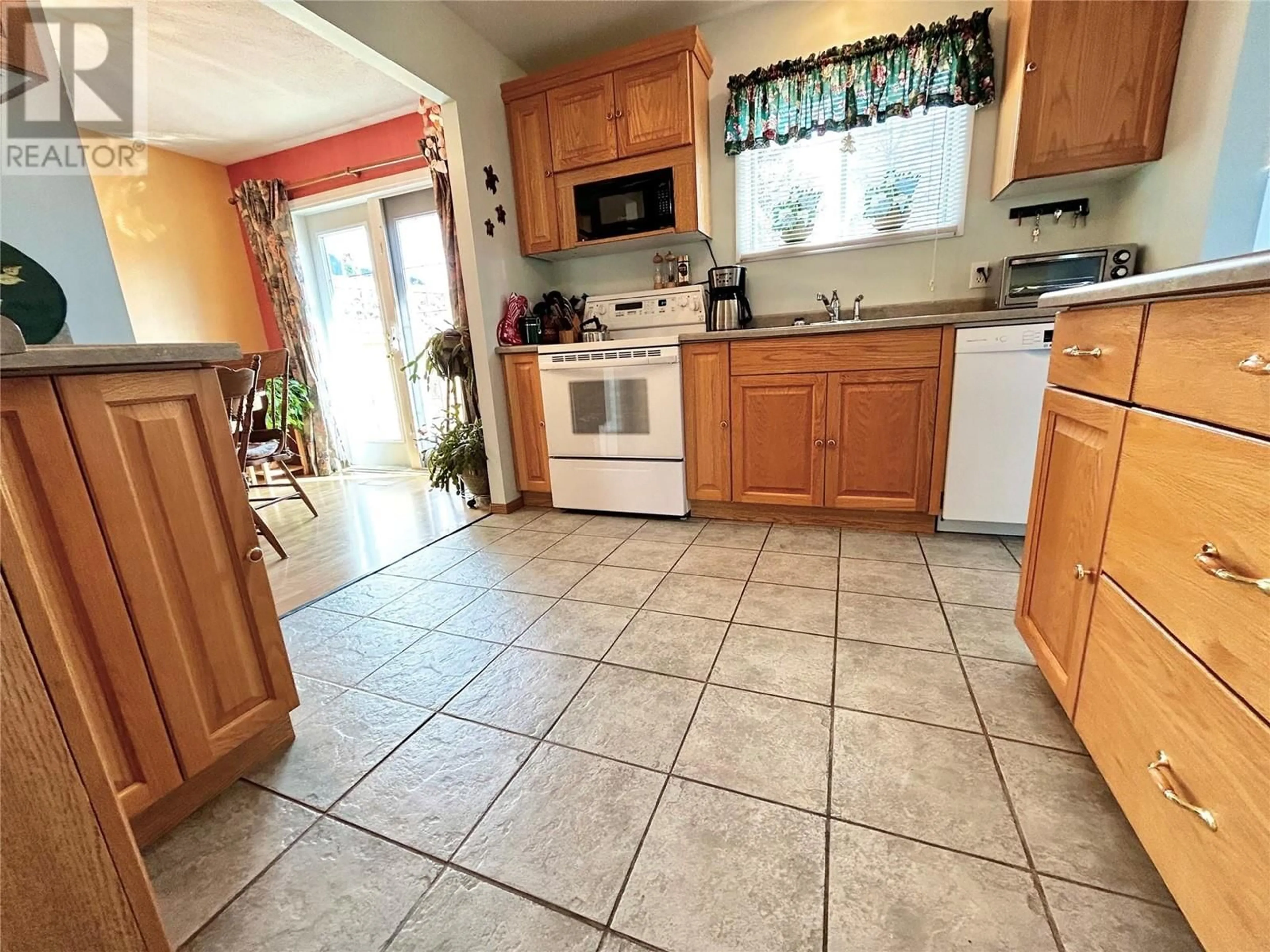 Kitchen for 111 BULLMOOSE Crescent, Tumbler Ridge British Columbia V0C2W0