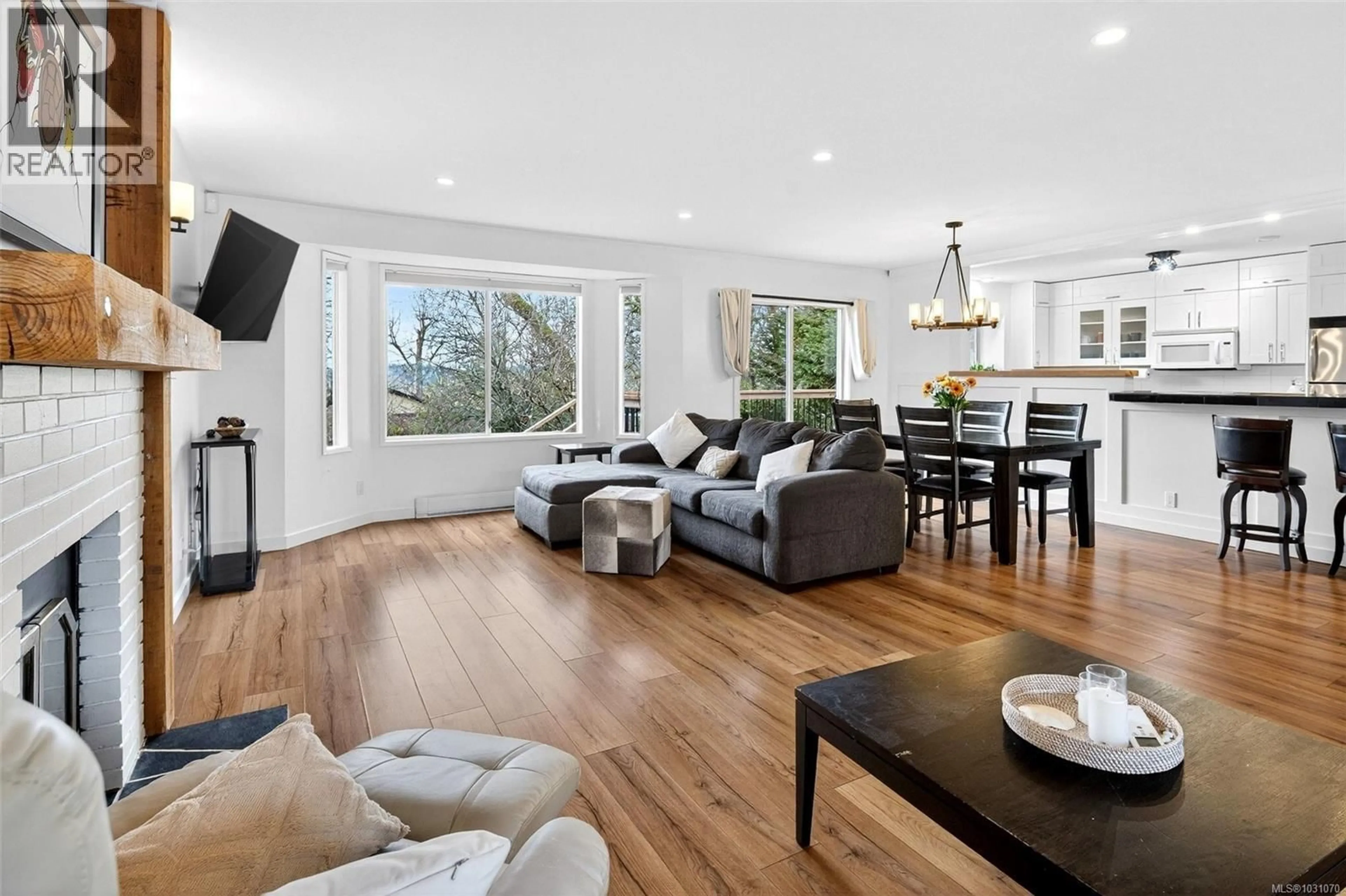 Living room with furniture, wood/laminate floor for 3990 BOW ROAD, Saanich British Columbia V8N3B1