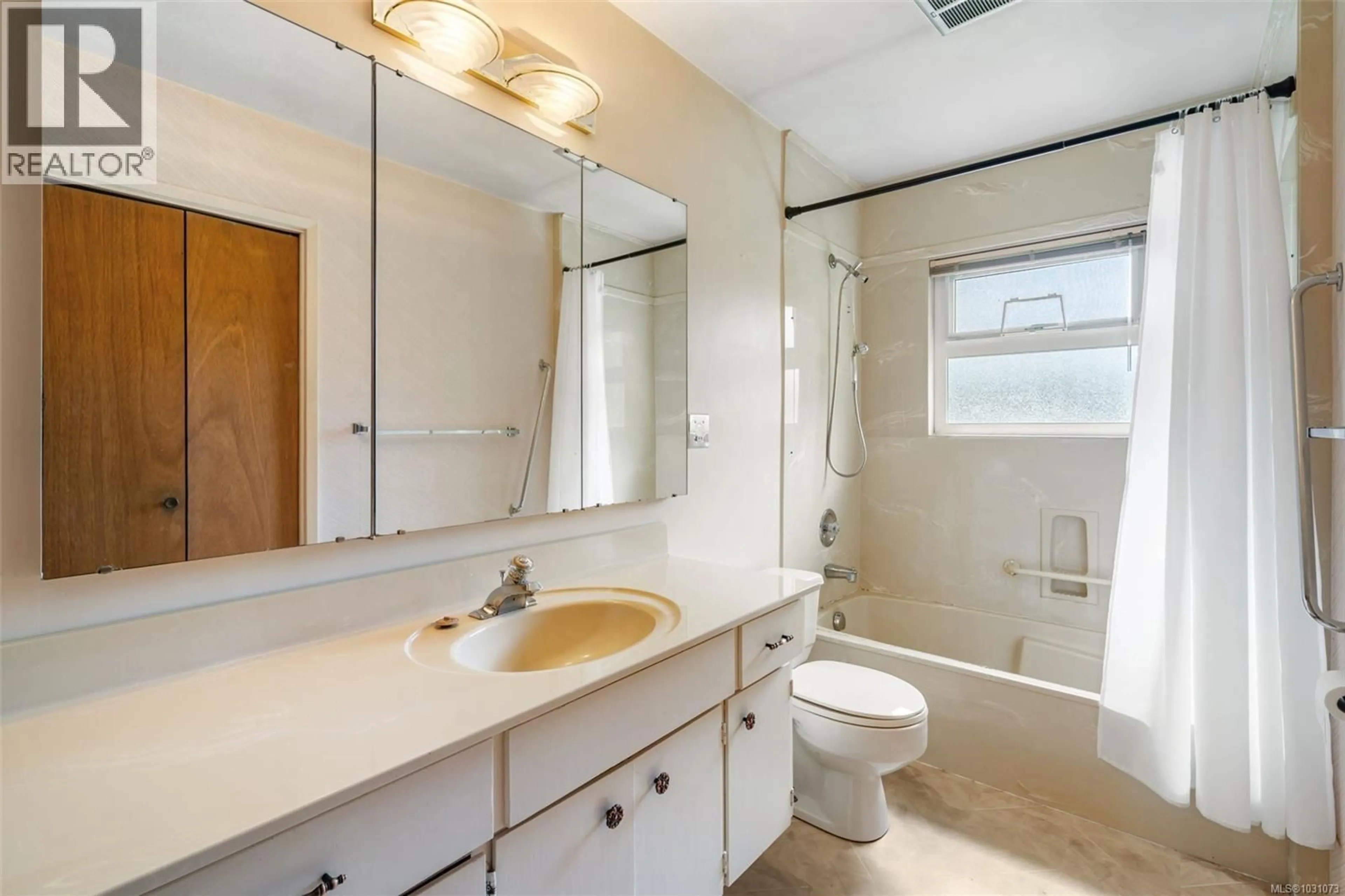 Standard bathroom, ceramic/tile floor for 2133 PANAVIEW HEIGHTS, Central Saanich British Columbia V8M1M2