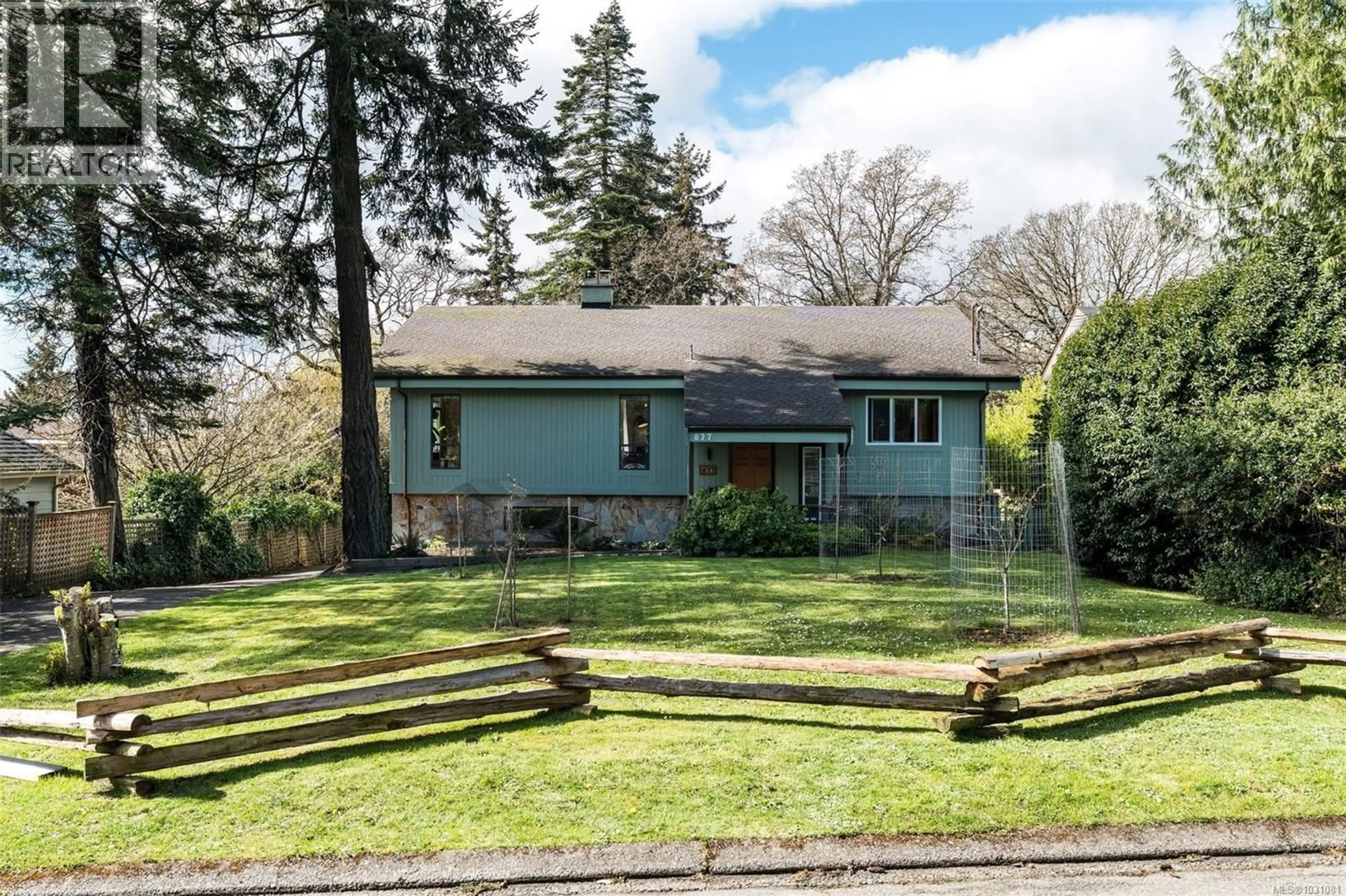 A pic from outside/outdoor area/front of a property/back of a property/a pic from drone, street for 877 KINDERSLEY ROAD, Esquimalt British Columbia V9A4N1