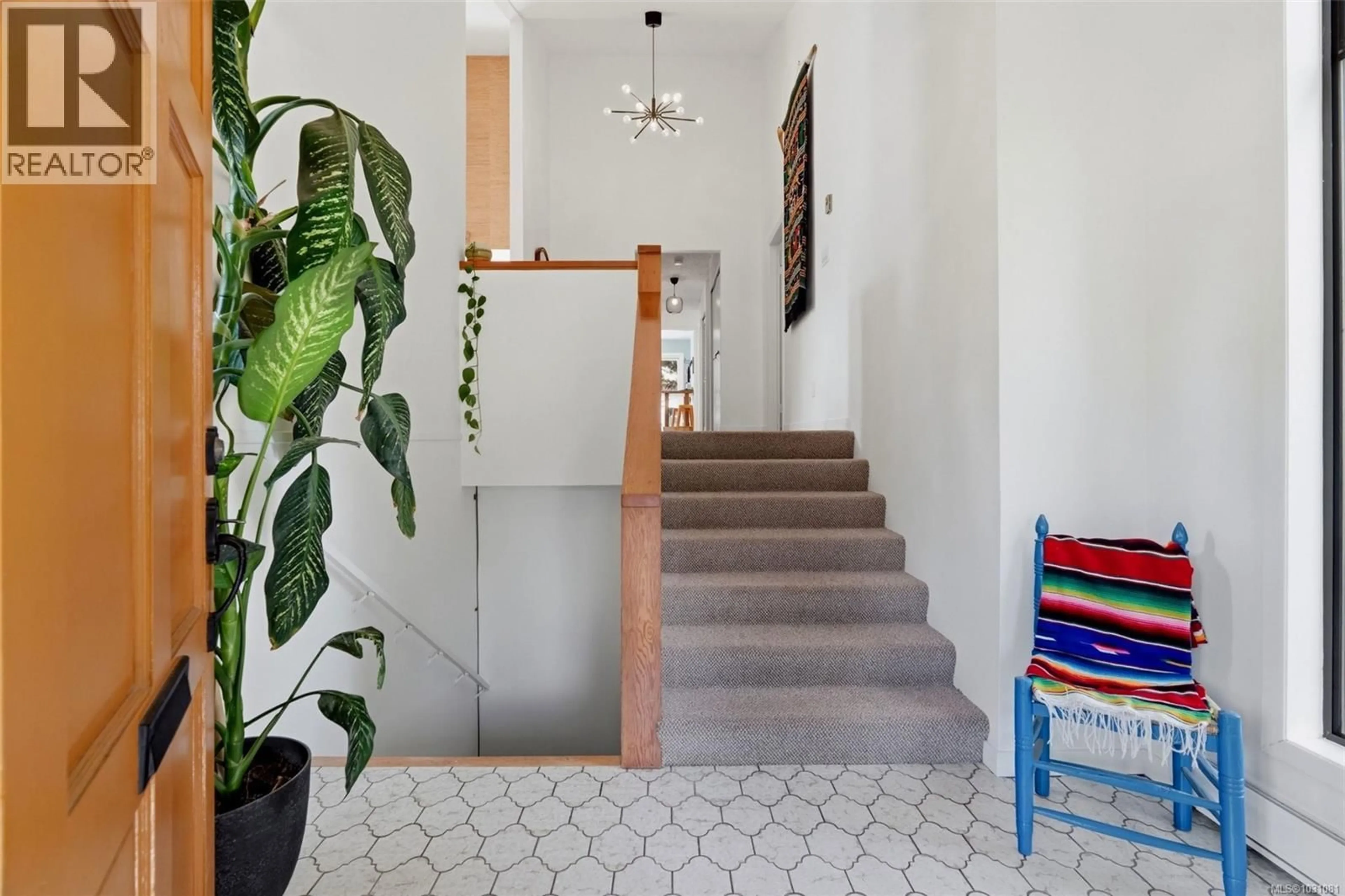 Indoor entryway for 877 KINDERSLEY ROAD, Esquimalt British Columbia V9A4N1