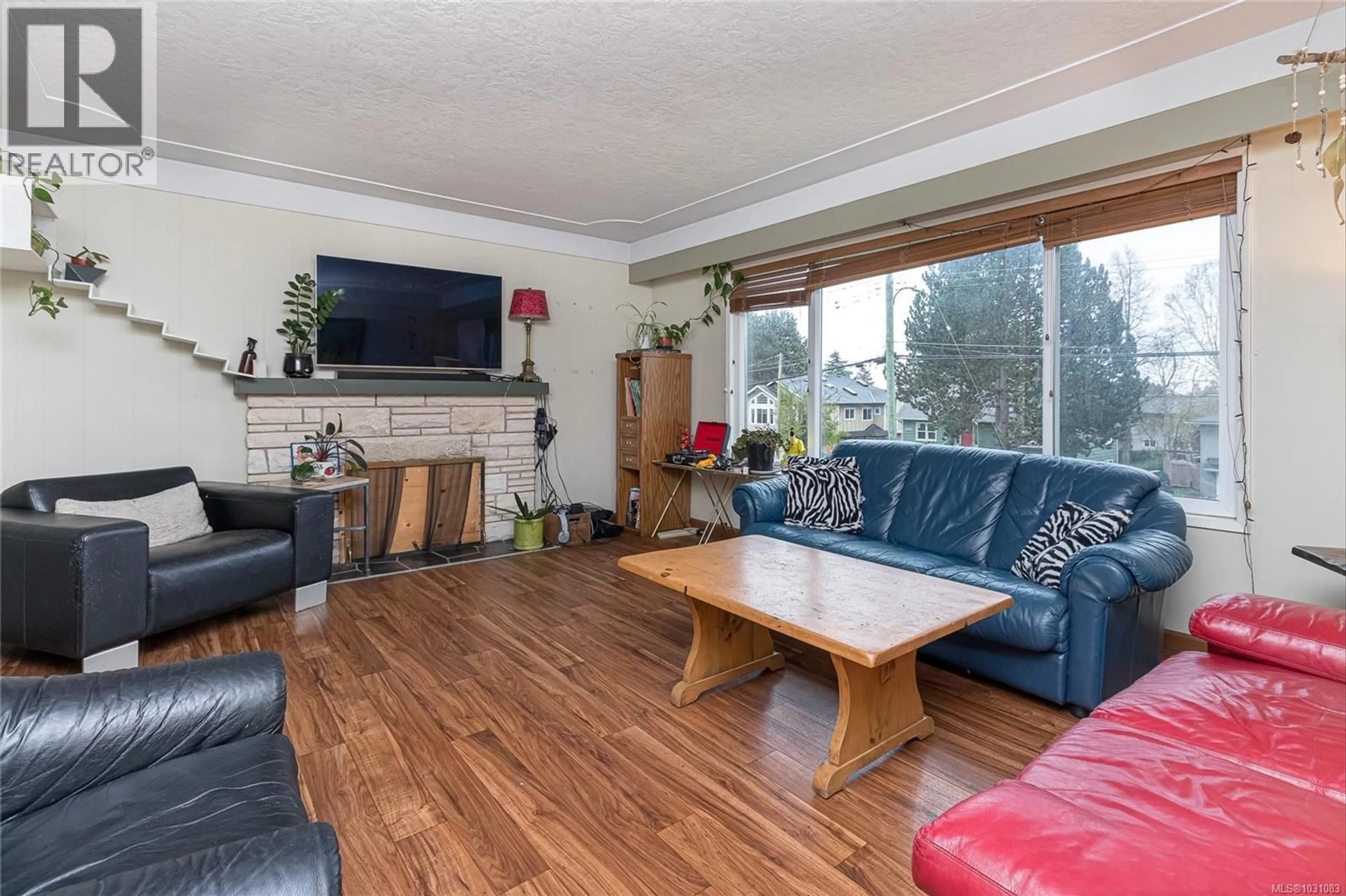 Living room with furniture, wood/laminate floor for 1512 MCRAE AVENUE, Saanich British Columbia V8P1G5
