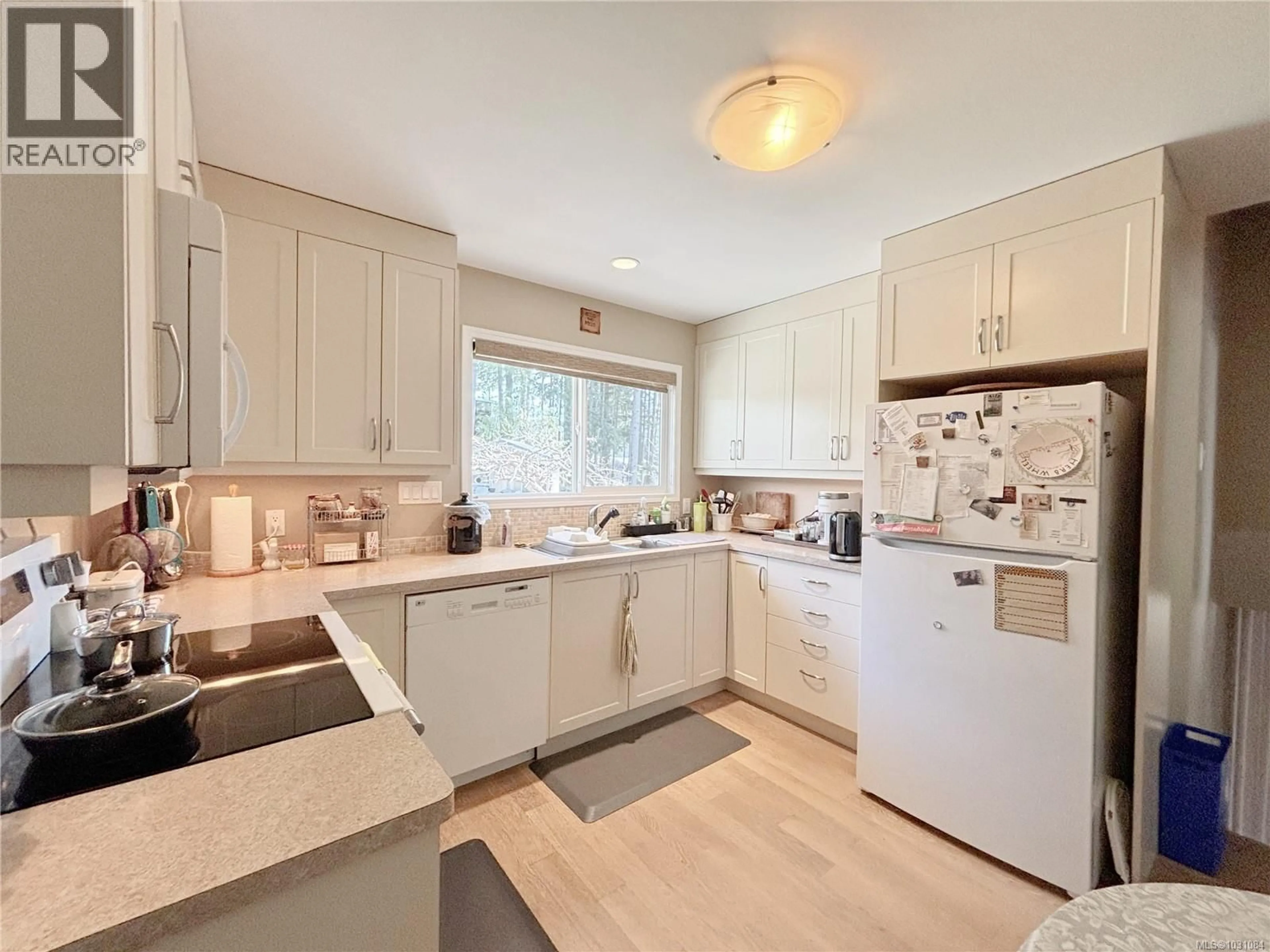 Open concept kitchen, ceramic/tile floor for 445 CHAMISS CRESCENT, Gold River British Columbia V0P1G0