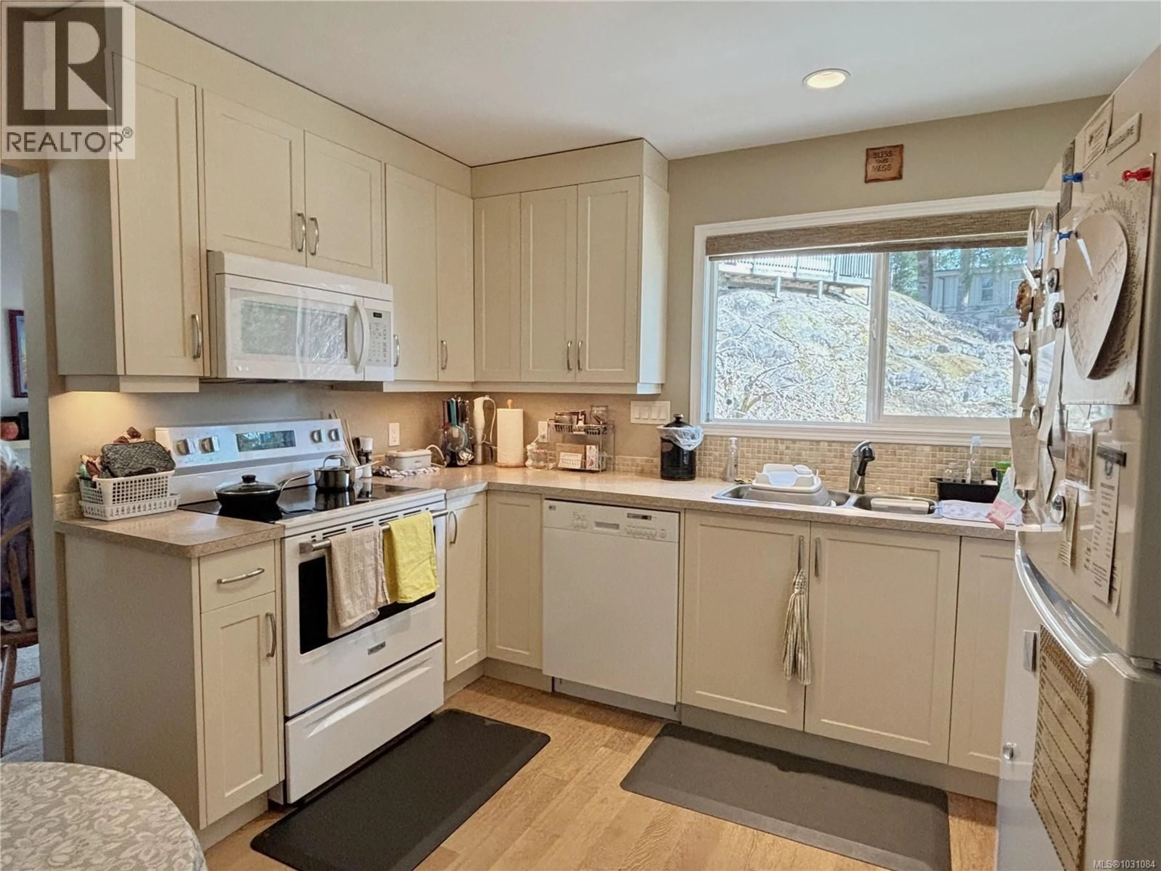 Standard kitchen, unknown for 445 CHAMISS CRESCENT, Gold River British Columbia V0P1G0