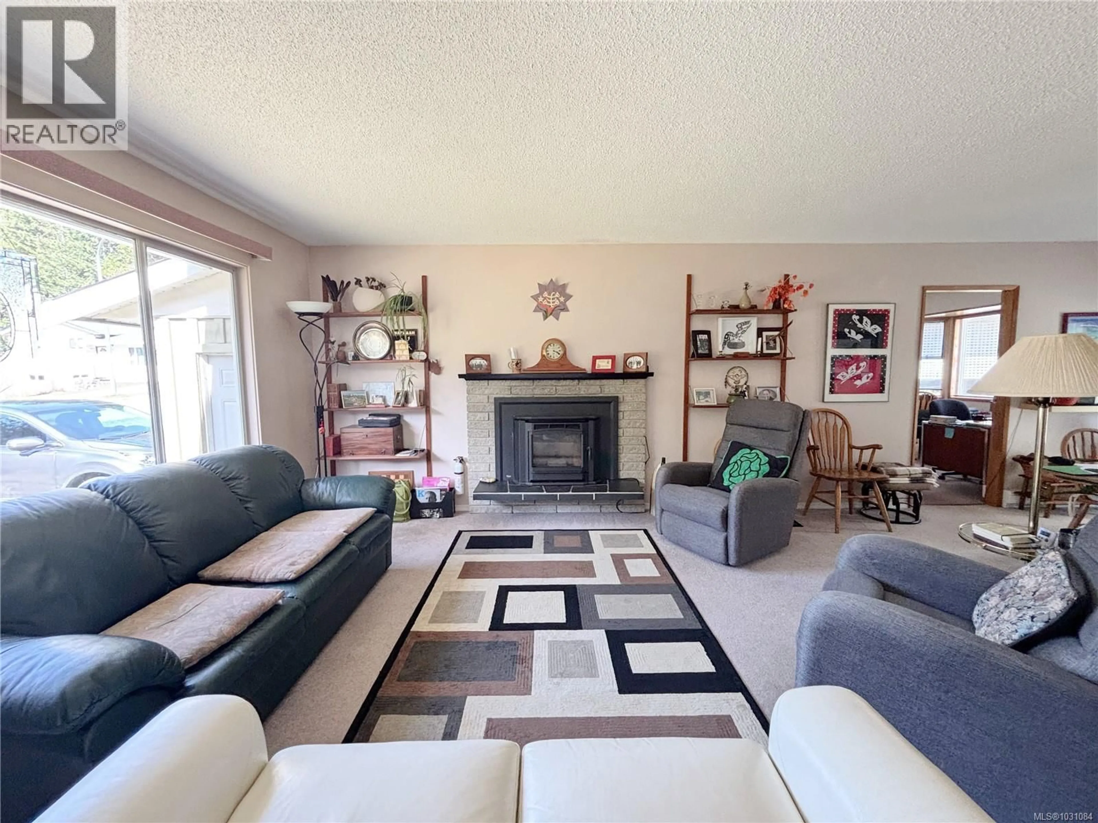 Living room with furniture, unknown for 445 CHAMISS CRESCENT, Gold River British Columbia V0P1G0